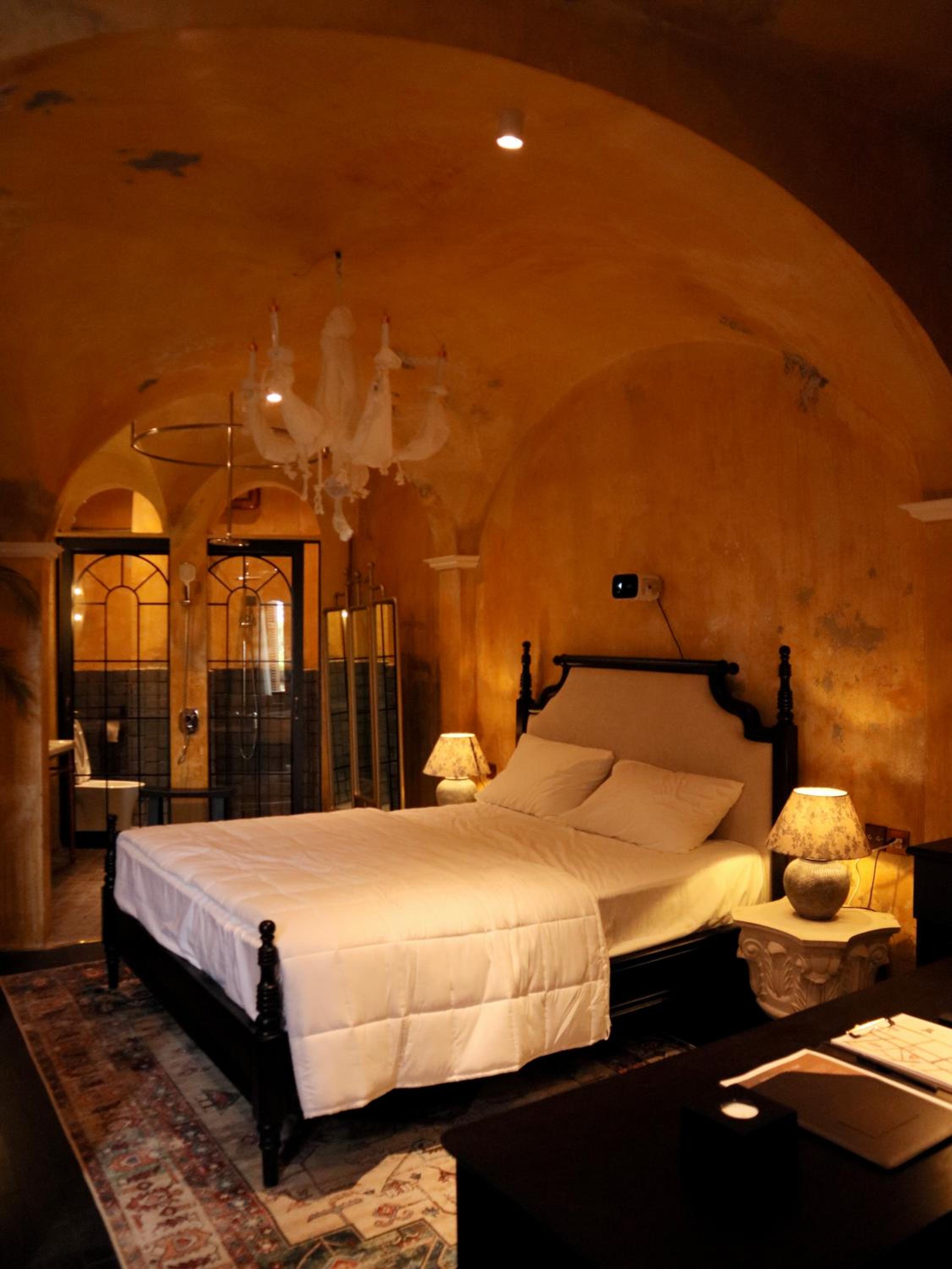 Signature Exclusive Suite – Top Floor with Balcony & Bathtub