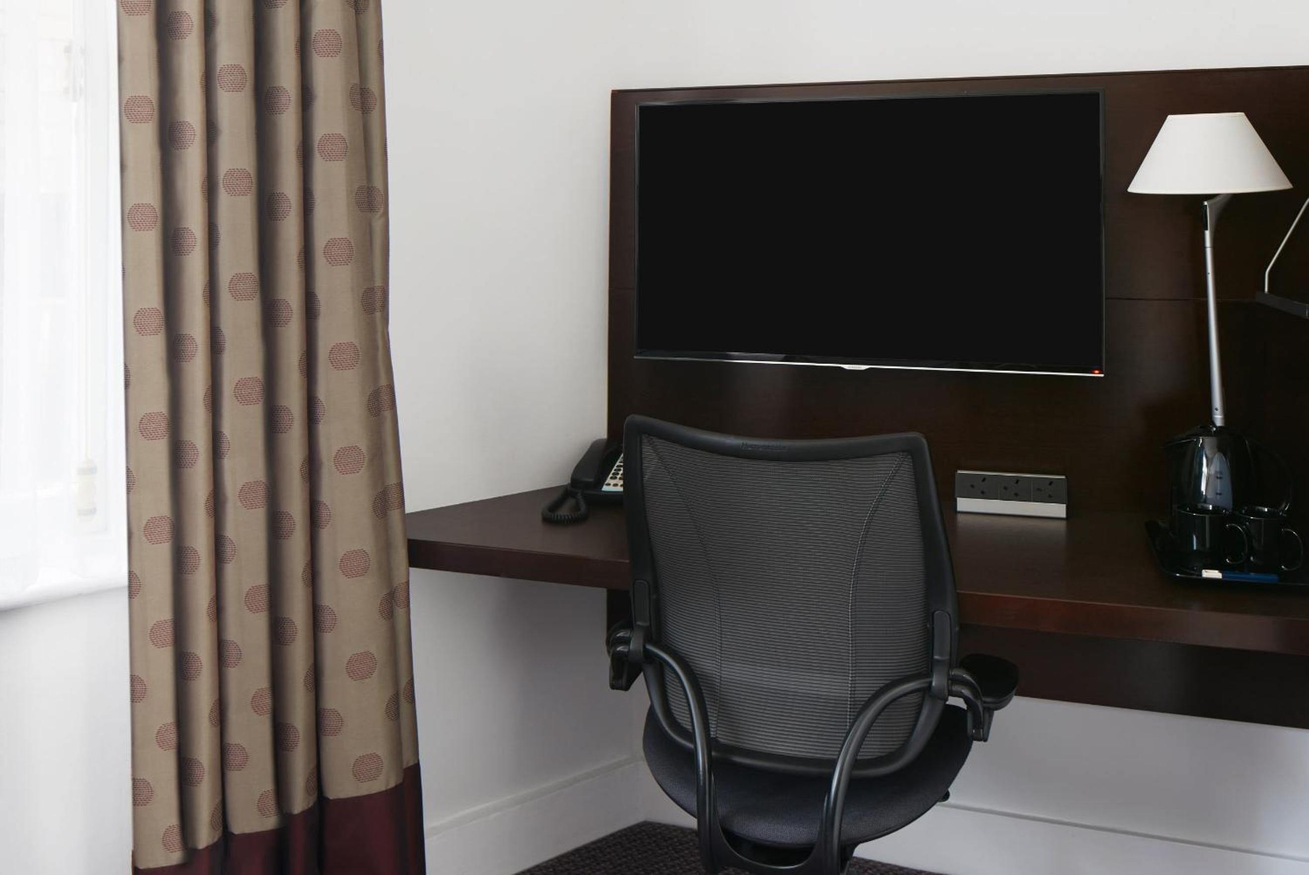 One-Bedroom Suite with Kitchenette thumbnail 6