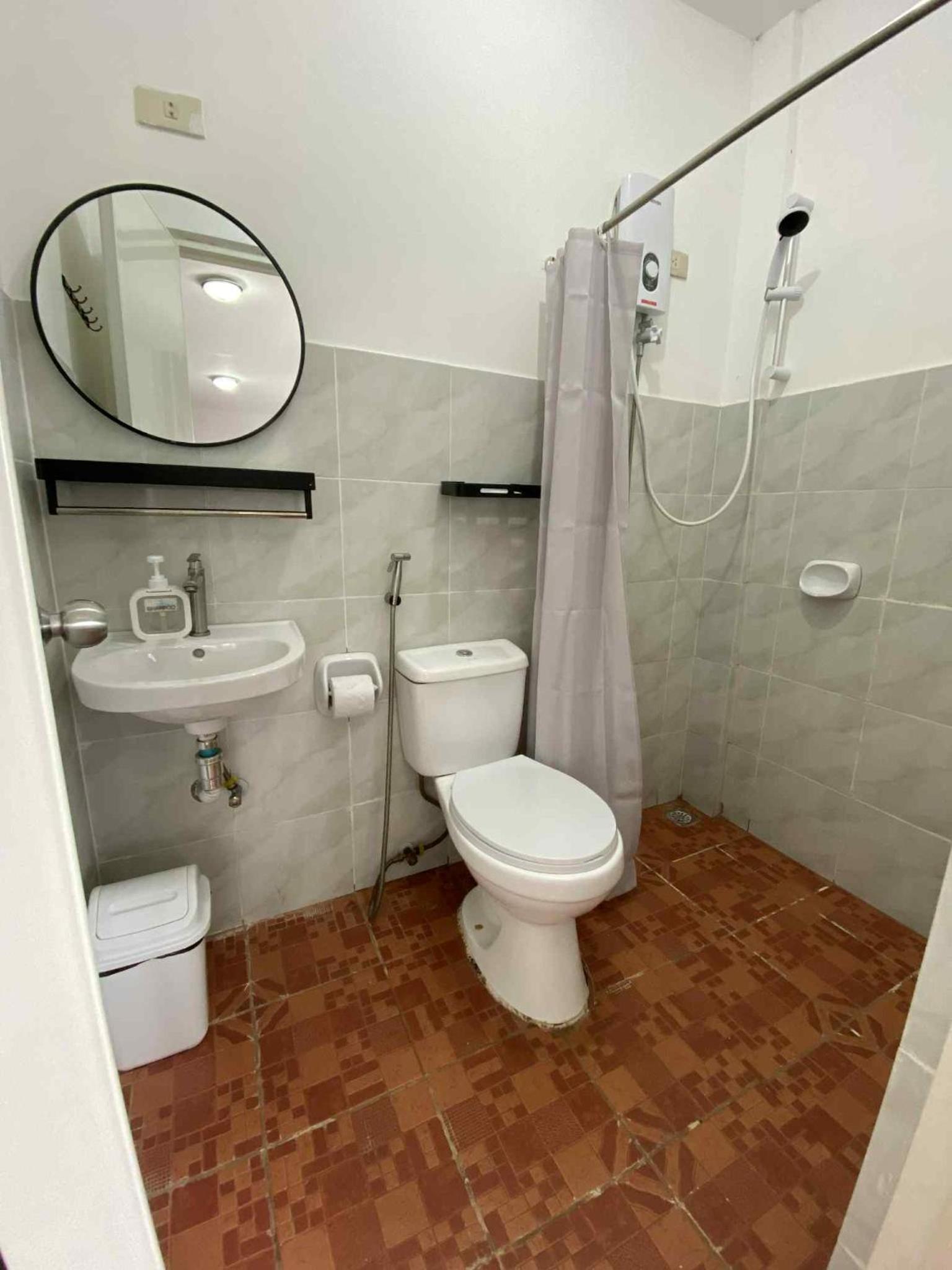 6-Bed Mixed Dormitory Room photo 2