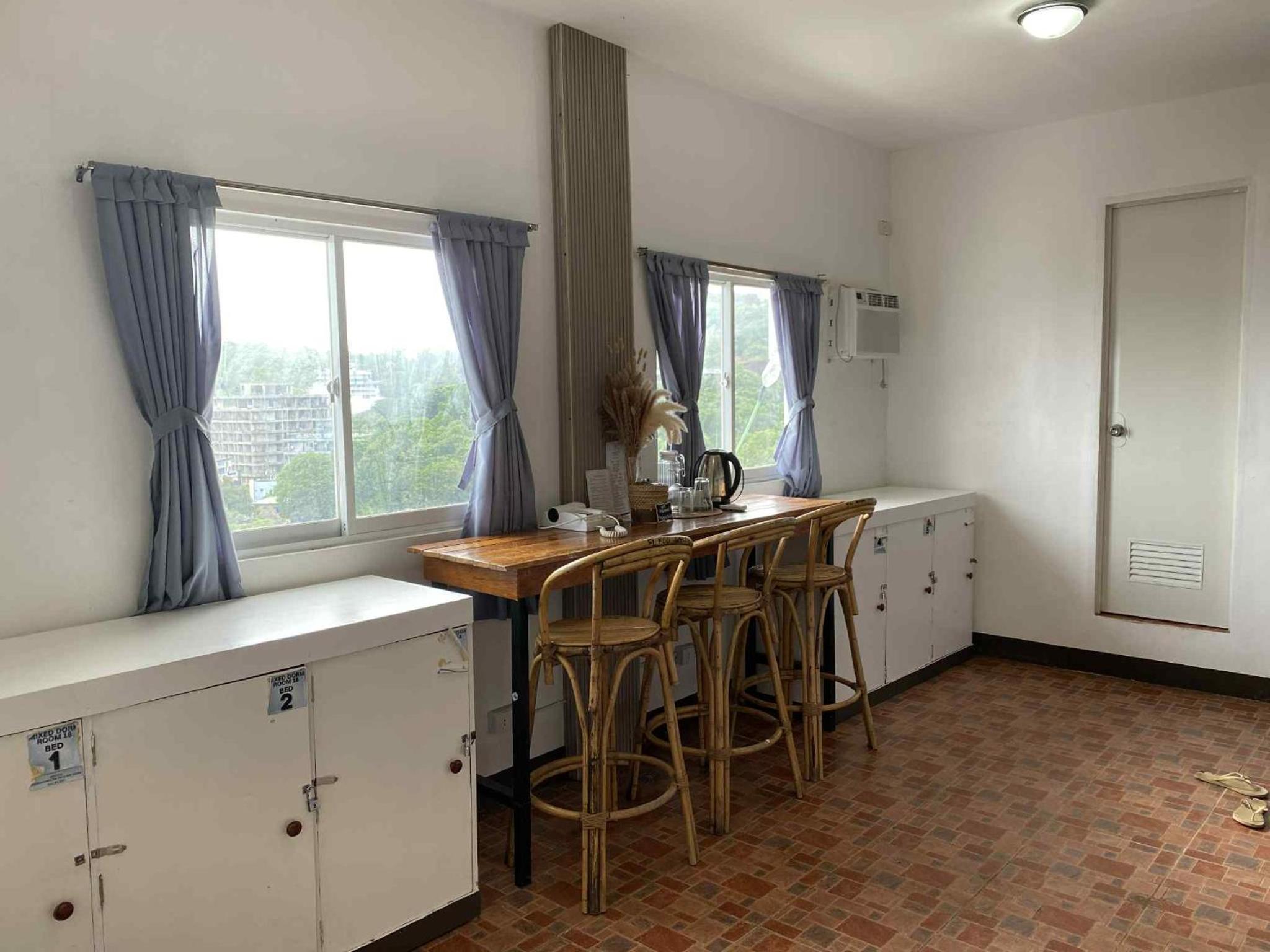 6-Bed Mixed Dormitory Room photo 3
