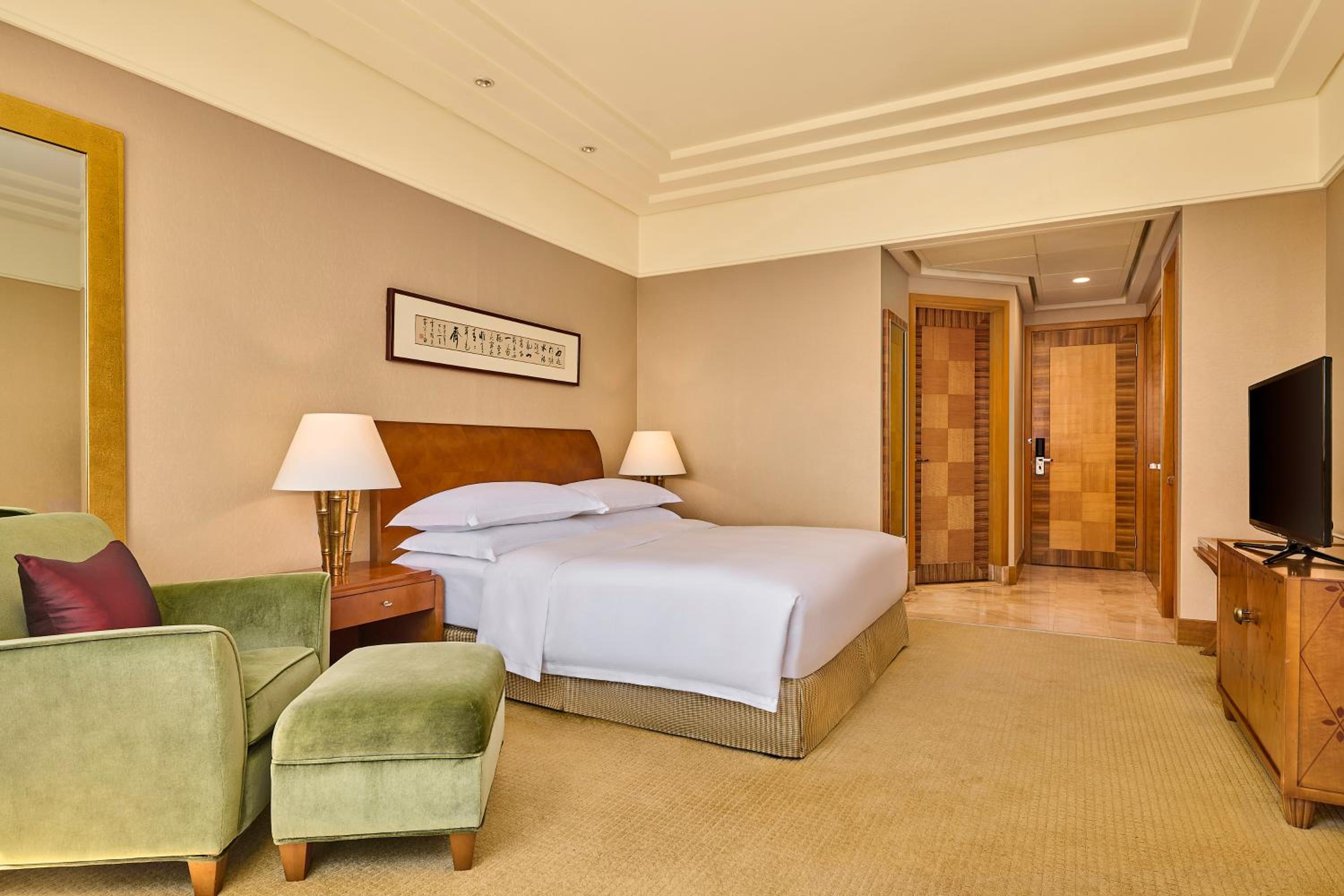 Deluxe King Room with City View - Photo 6