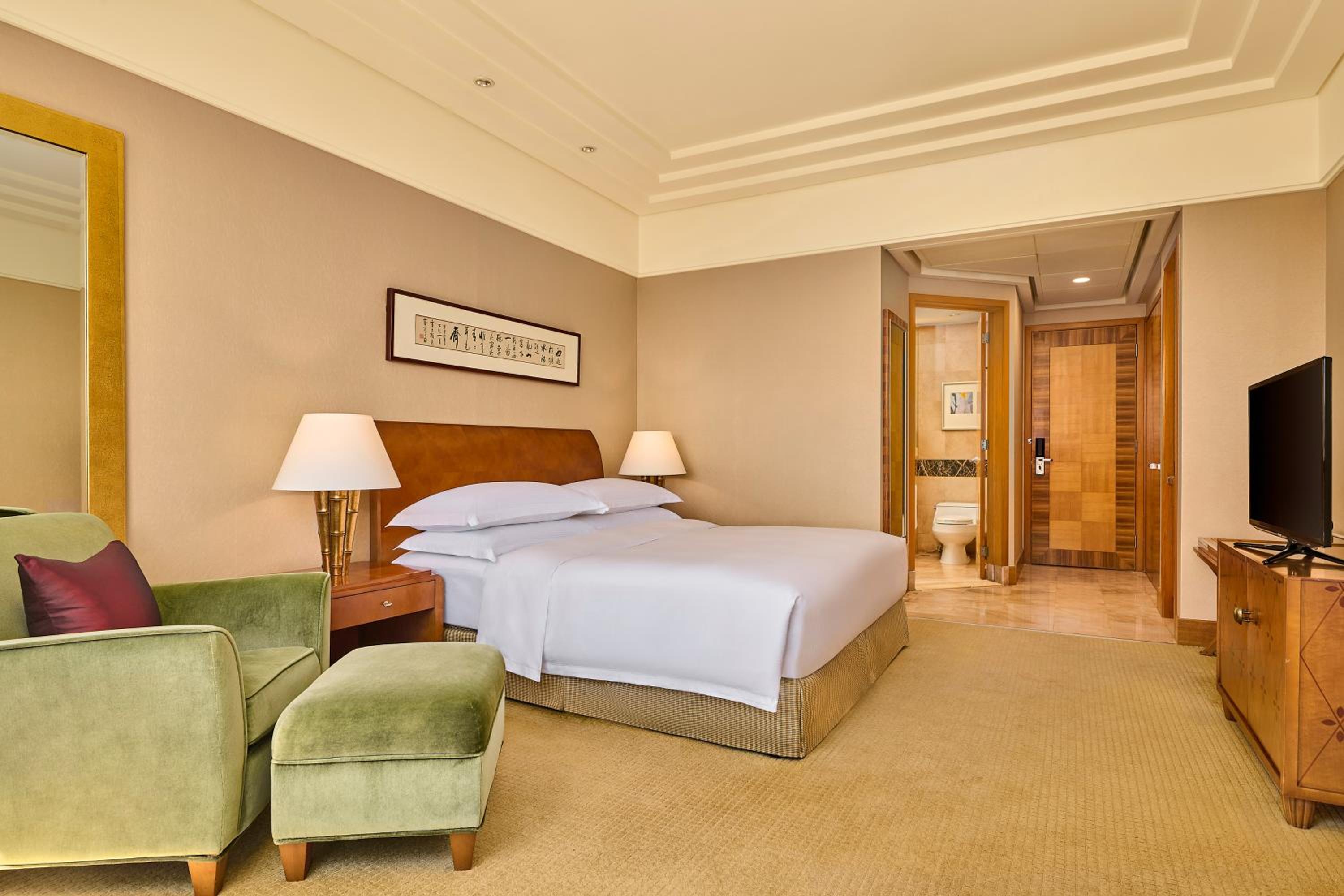 Deluxe King Room with City View - Photo 7