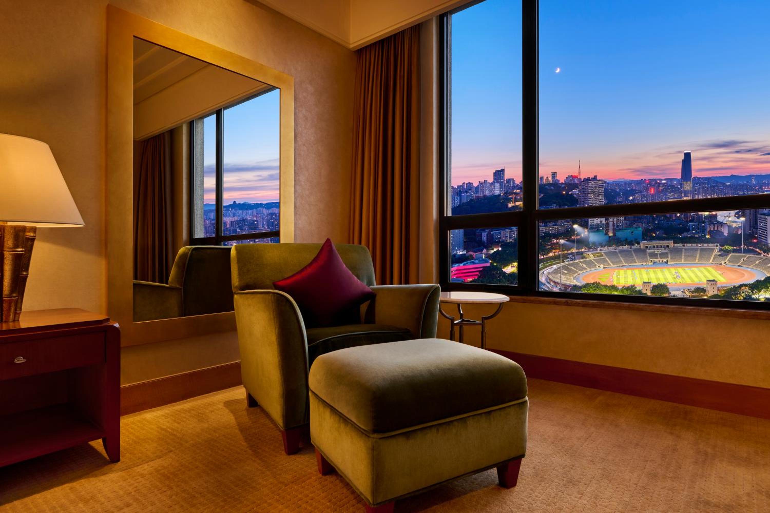 Deluxe King Room with City View - Photo 8