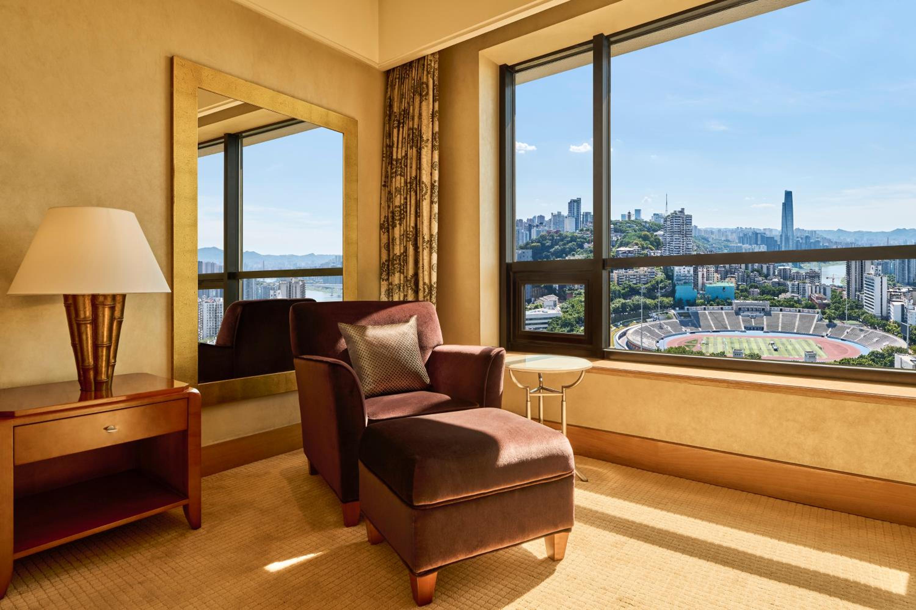 Deluxe King Room with City View - Photo 10