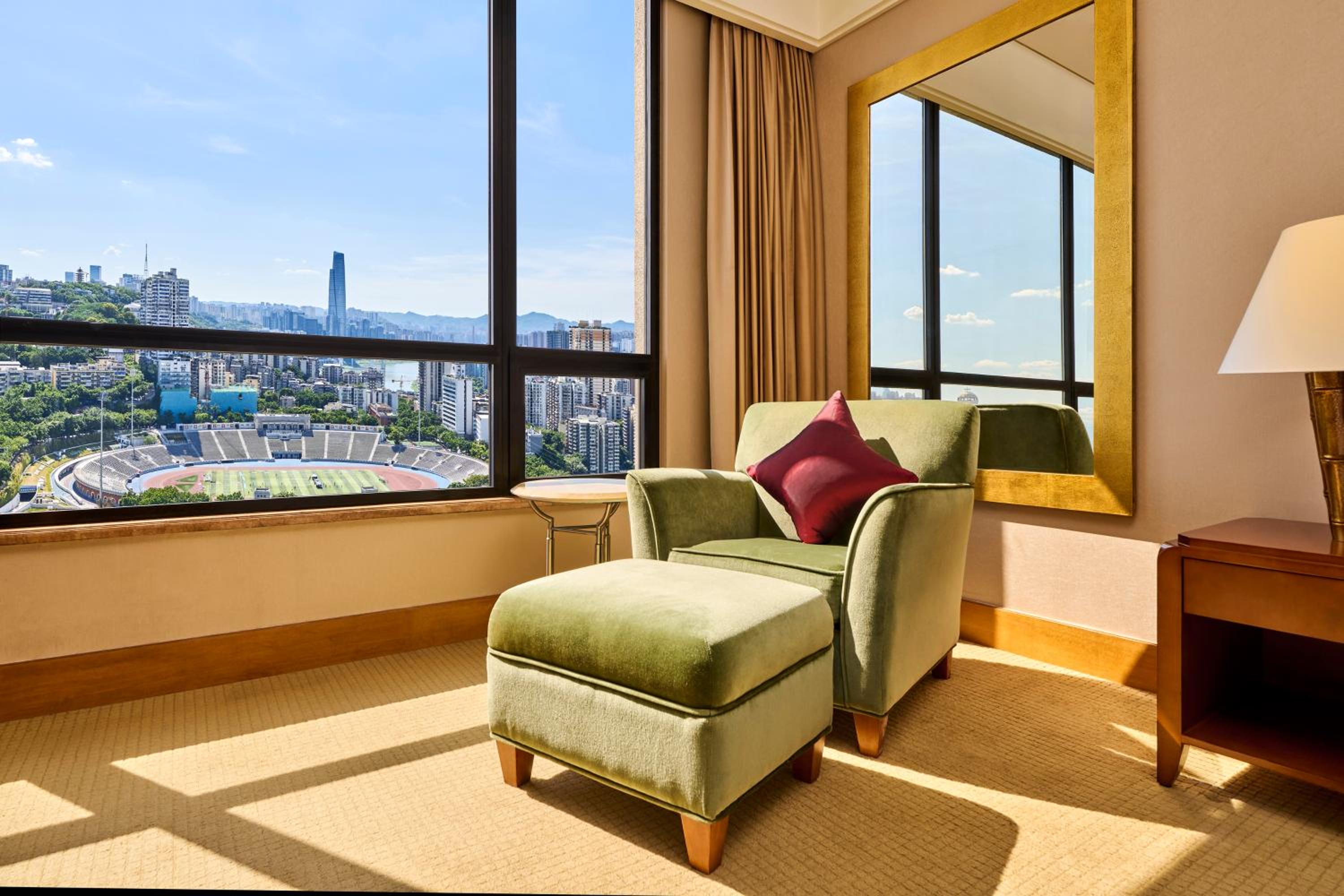 Deluxe King Room with City View - Photo 9