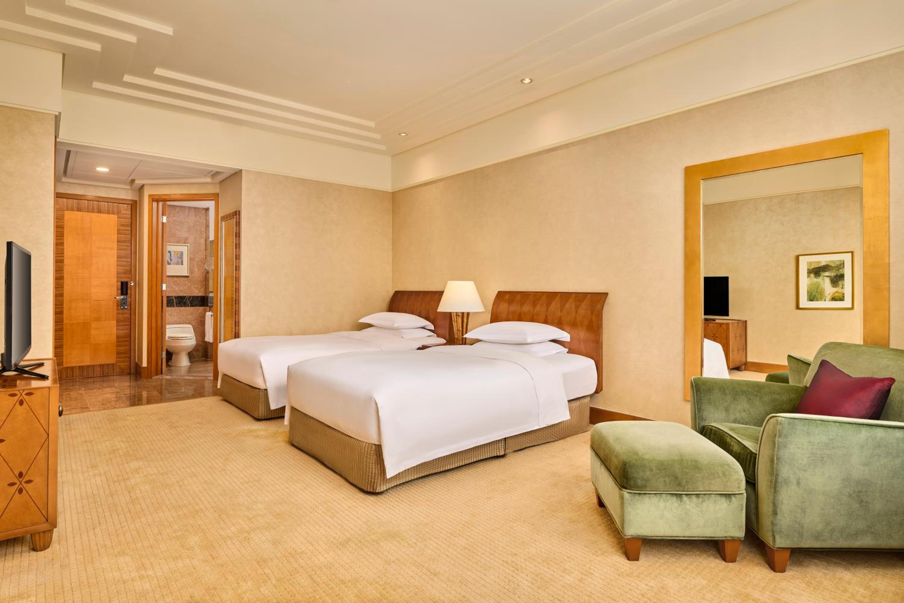 Deluxe Twin Room with City View - Photo 12