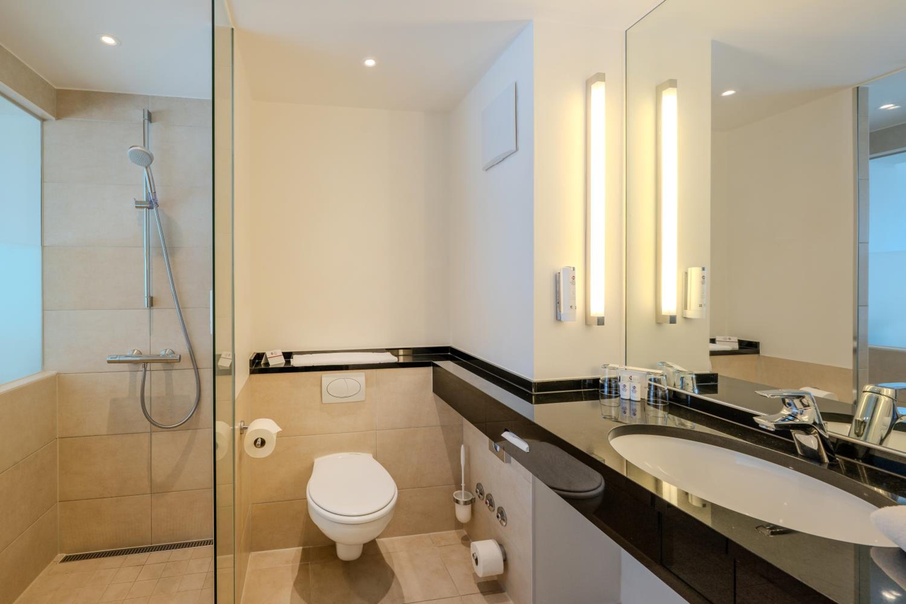 Queen Room with City View and Shower - Photo 10