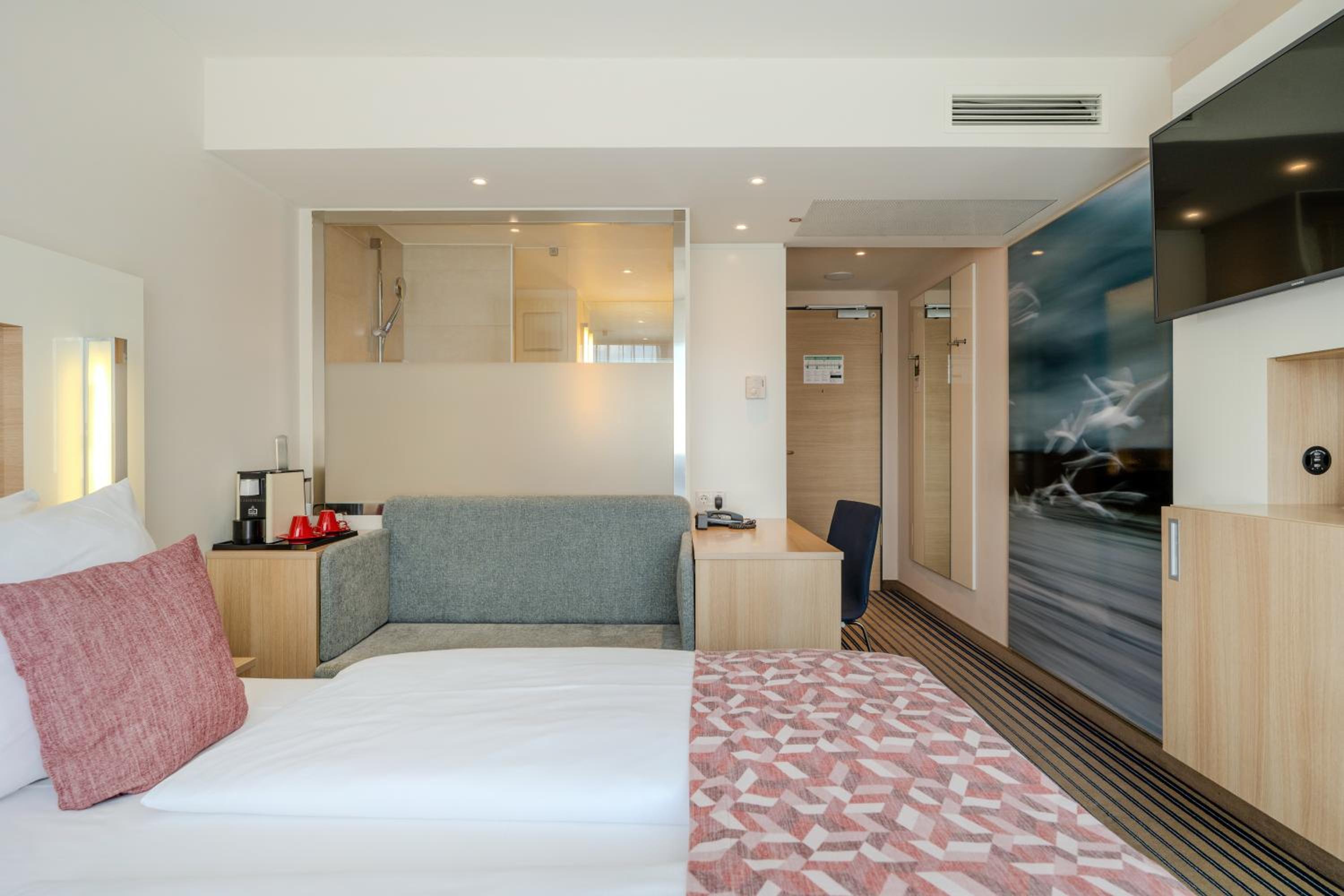 Queen Room with City View and Shower - Photo 12