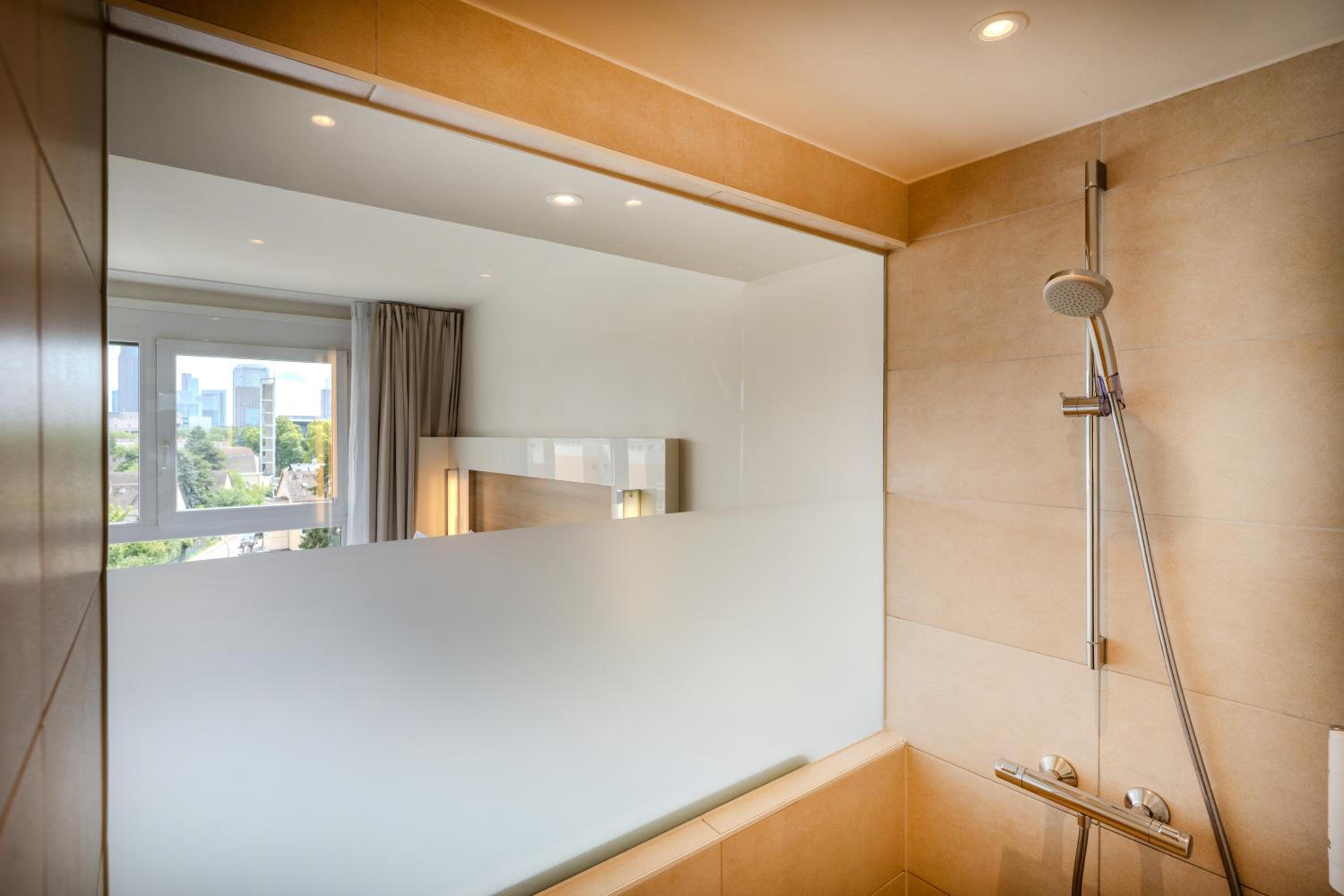 Queen Room with City View and Shower - Photo 11