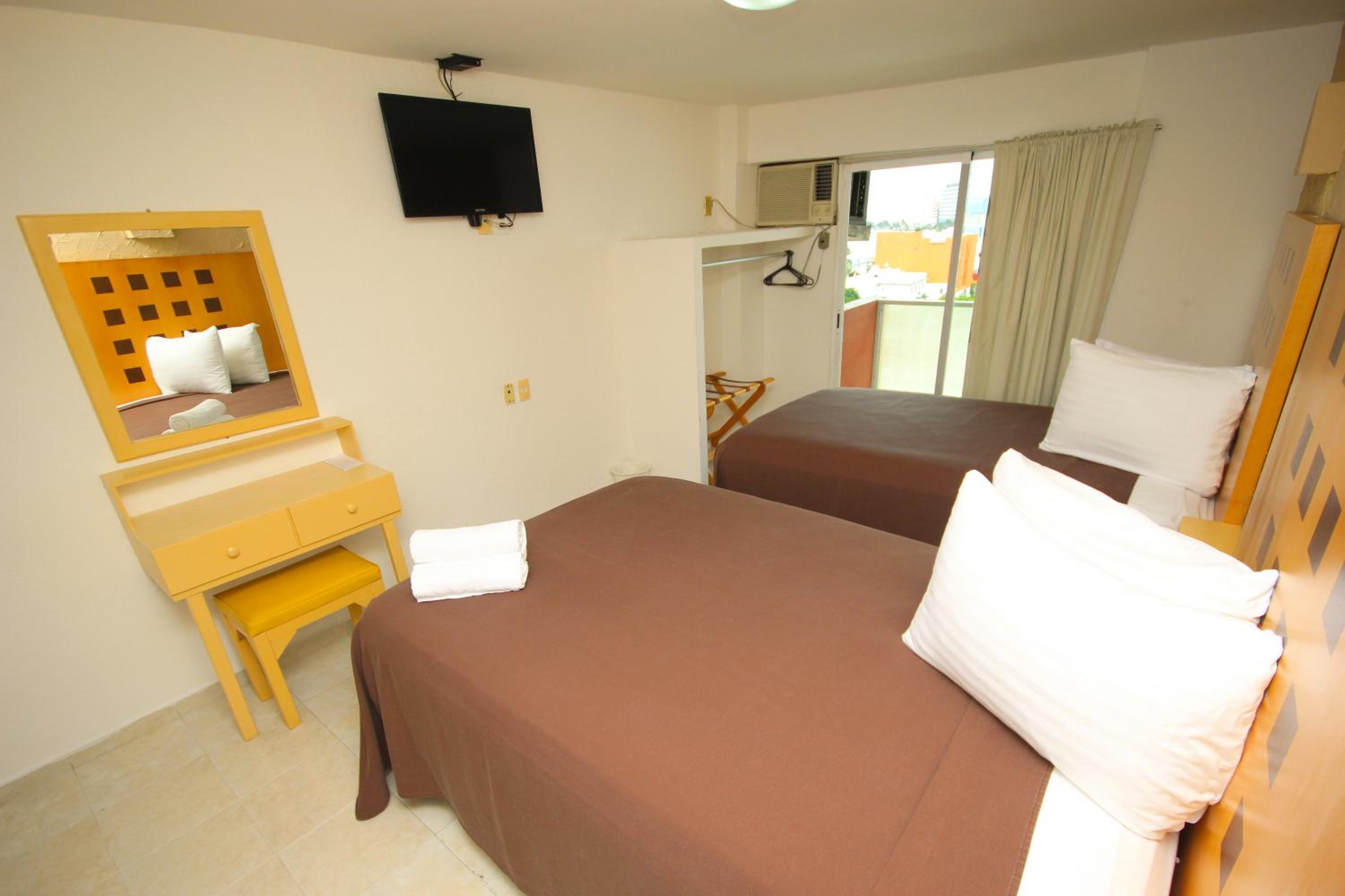 Double Room with Two Double Beds - Photo 5