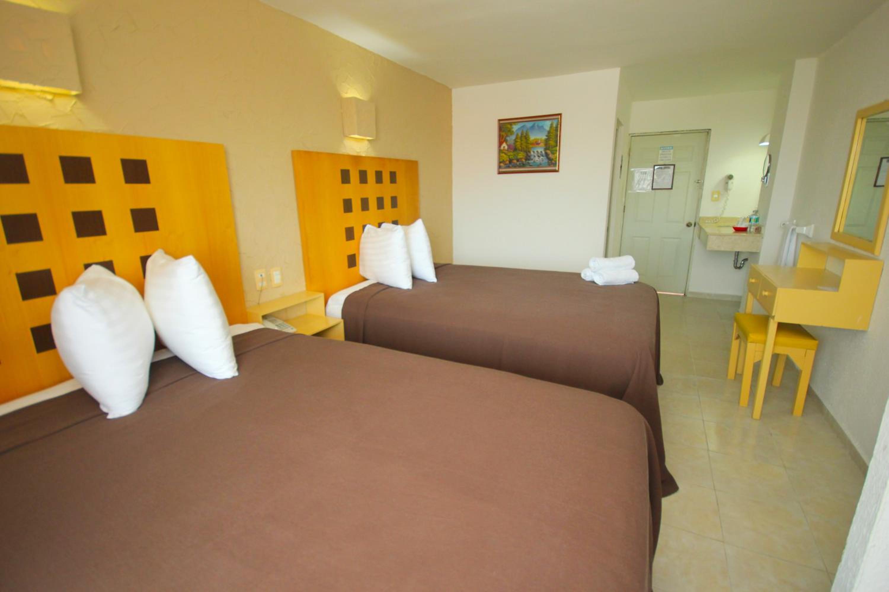 Double Room with Two Double Beds - Photo 2