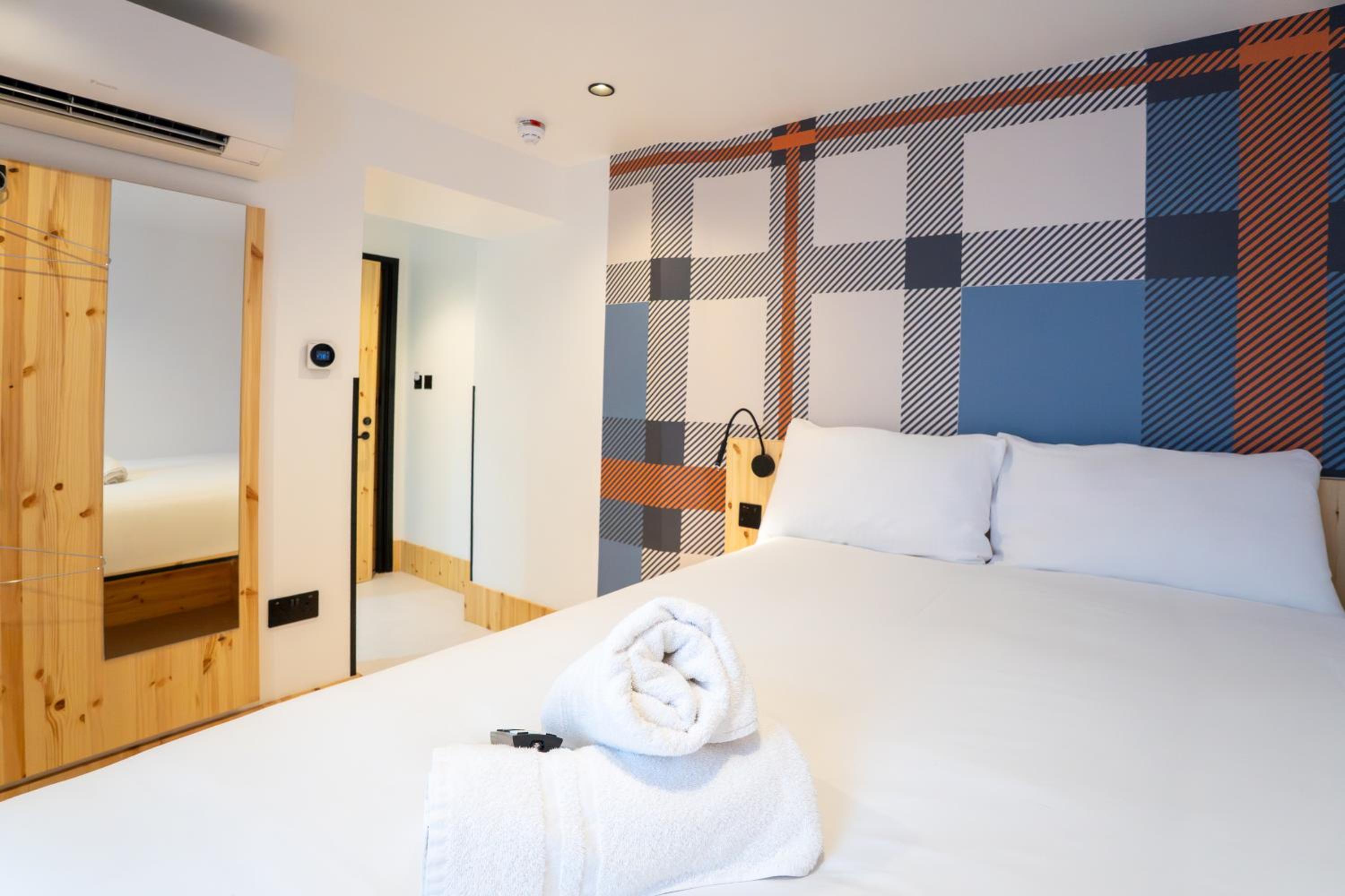 Wheelchair Accessible Double Room with Window photo 2