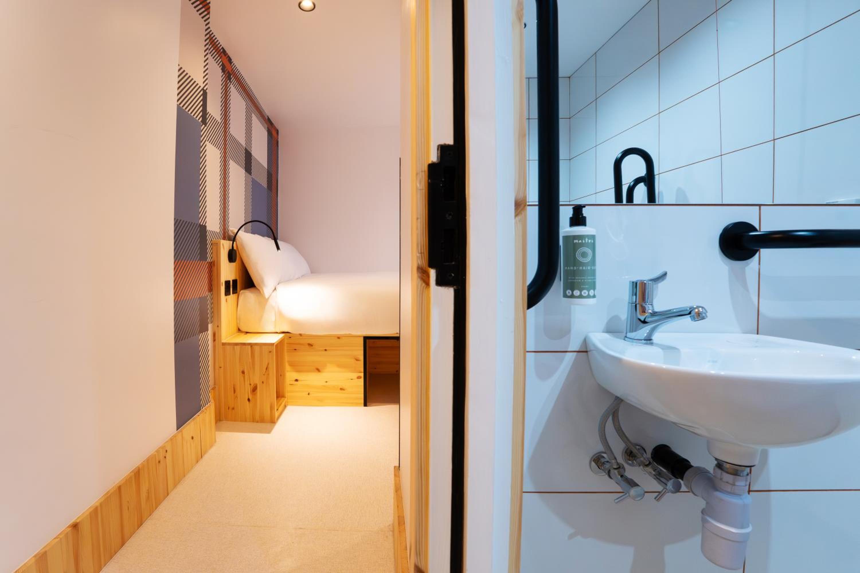 Wheelchair Accessible Double Room with Window photo 3