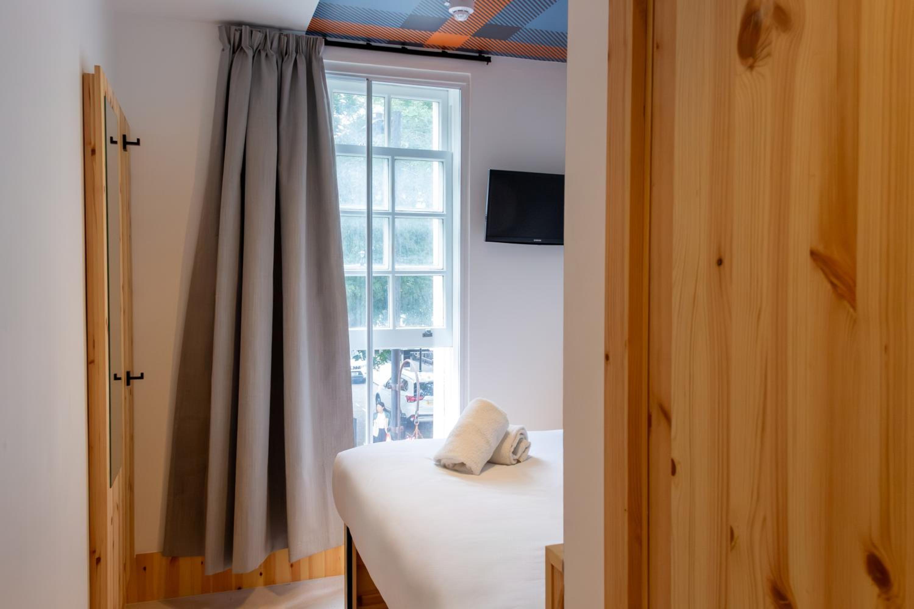 Small Double Room with Window photo 3