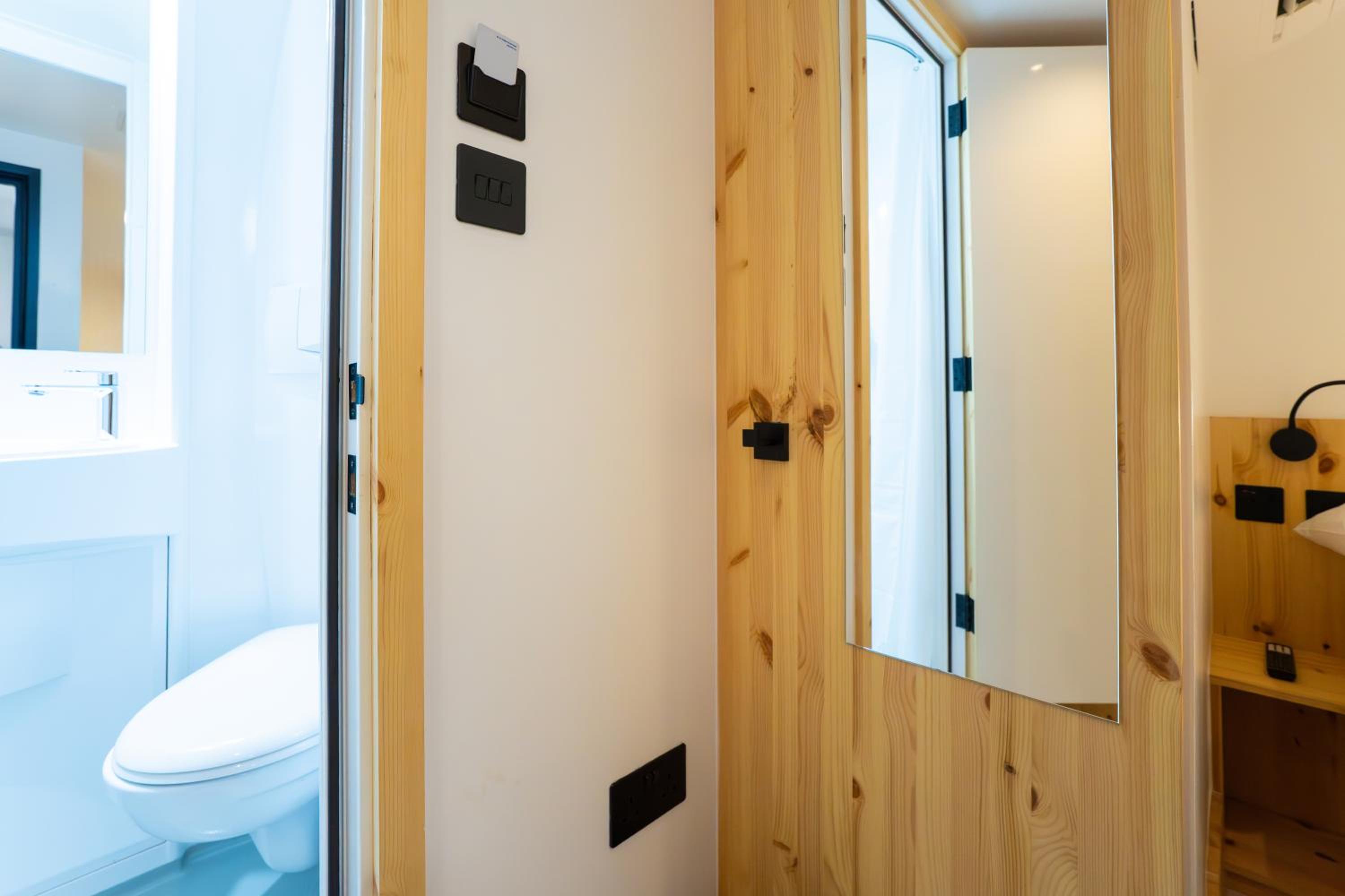 Small Double Room without Window photo 3