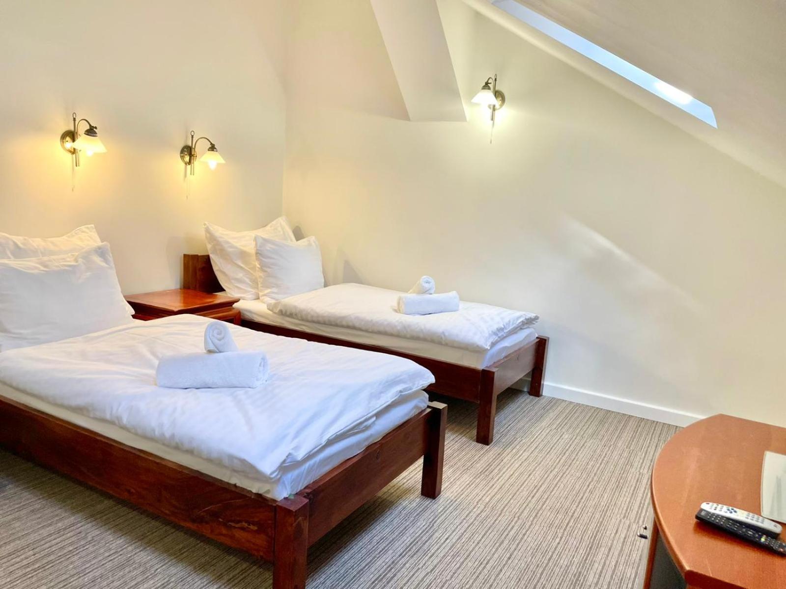 Economy Twin Room - Photo 2