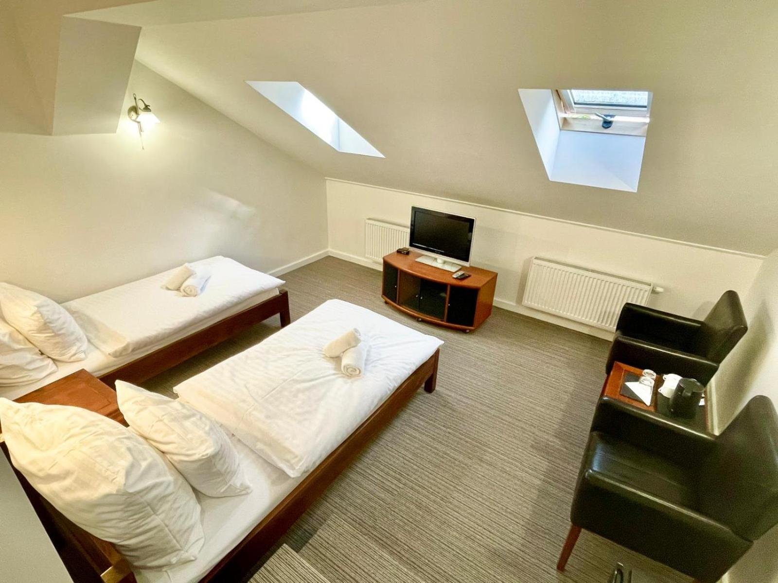 Economy Twin Room - Photo 4