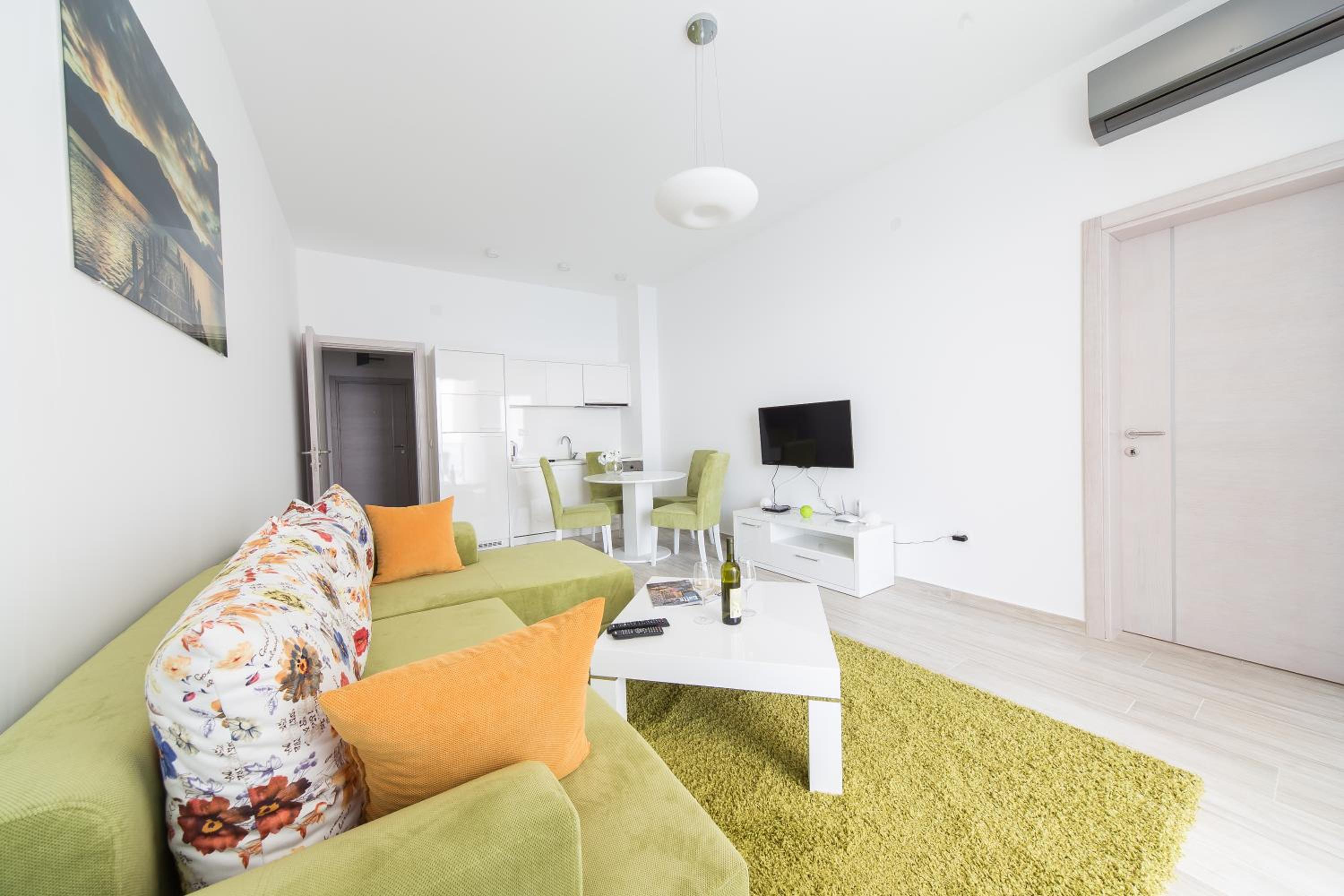 Two-Bedroom Apartment with Sea View - Photo 3