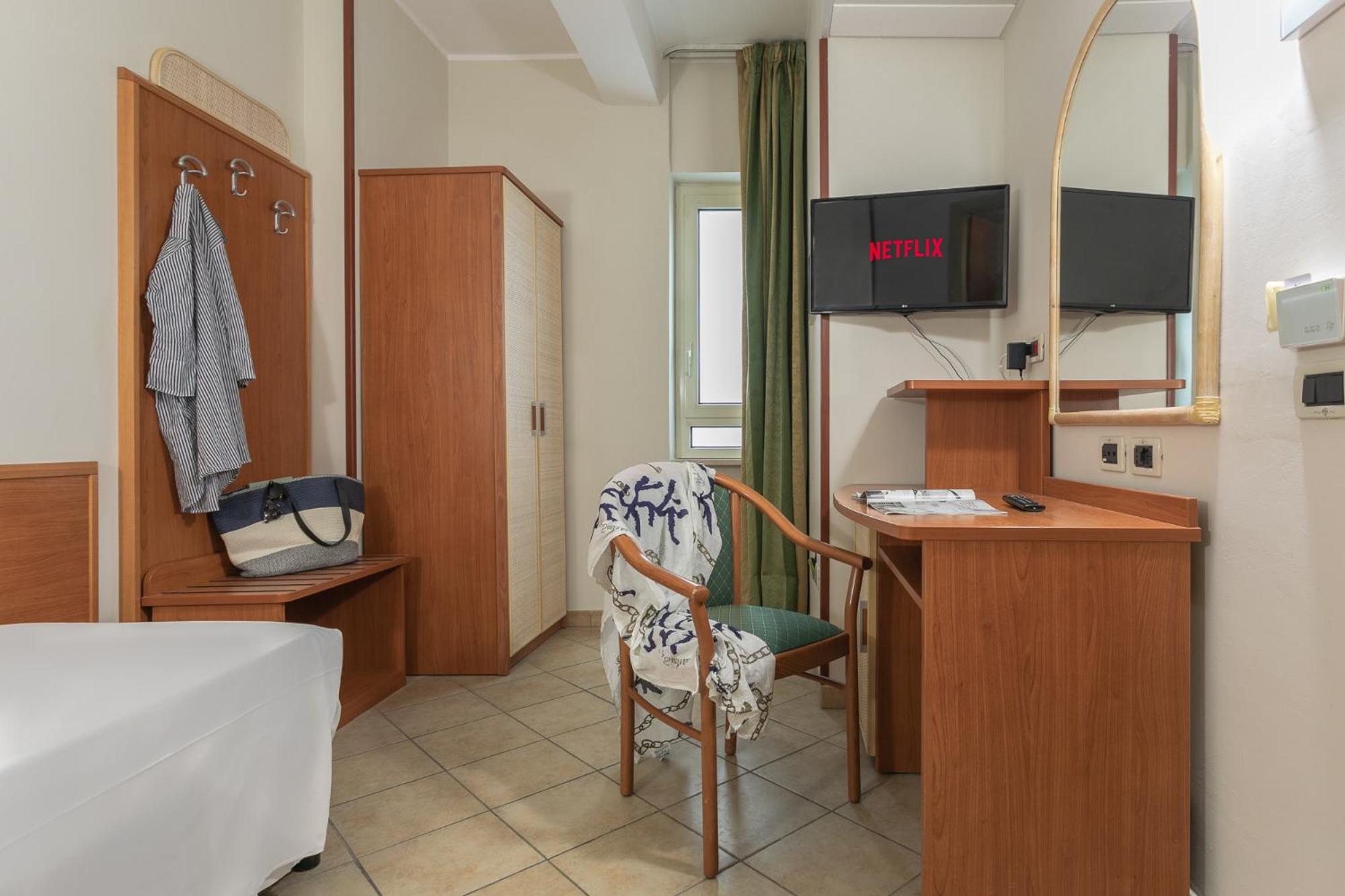 Small Single Room photo 2