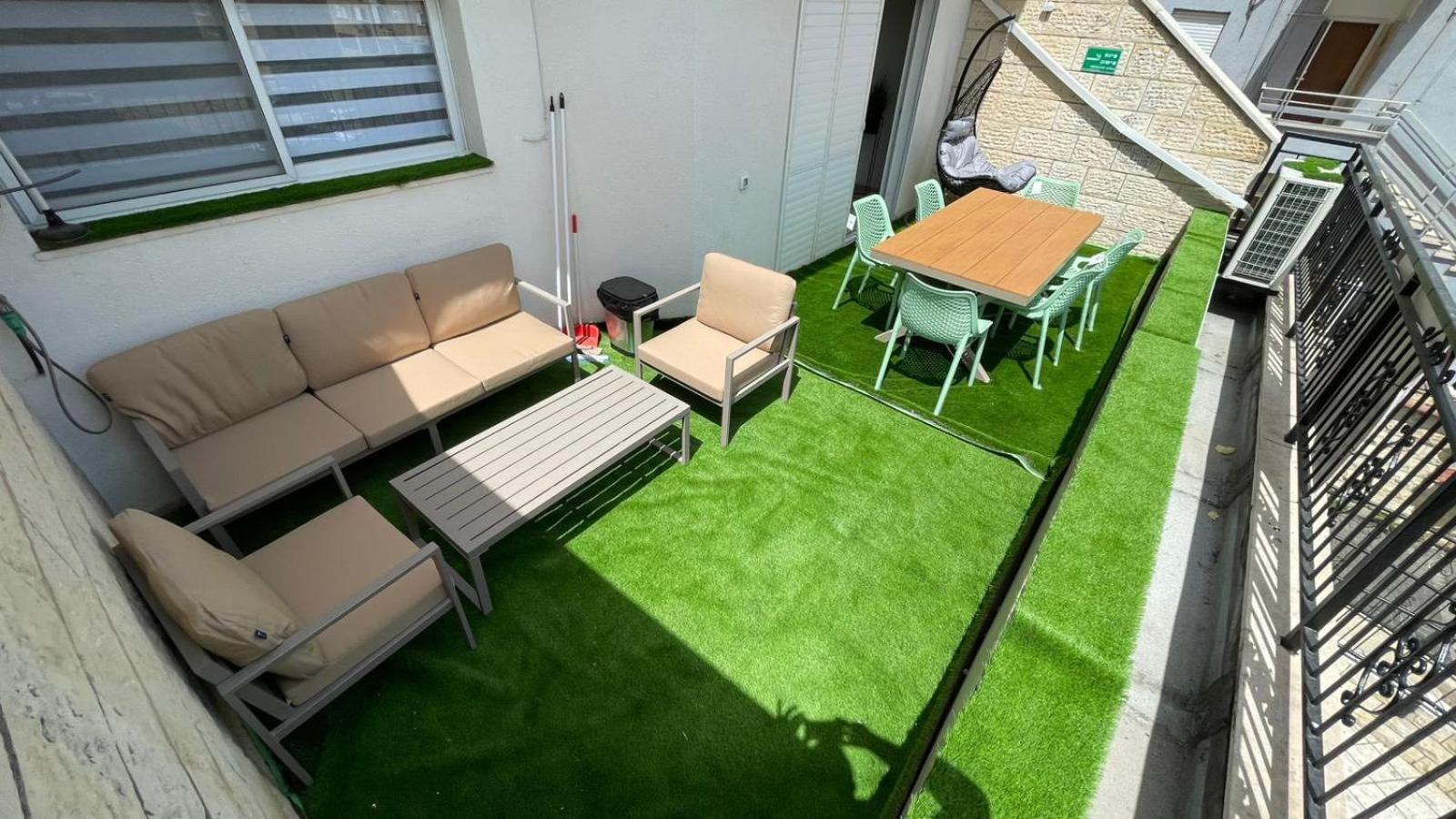 Five-Bedroom House photo 2