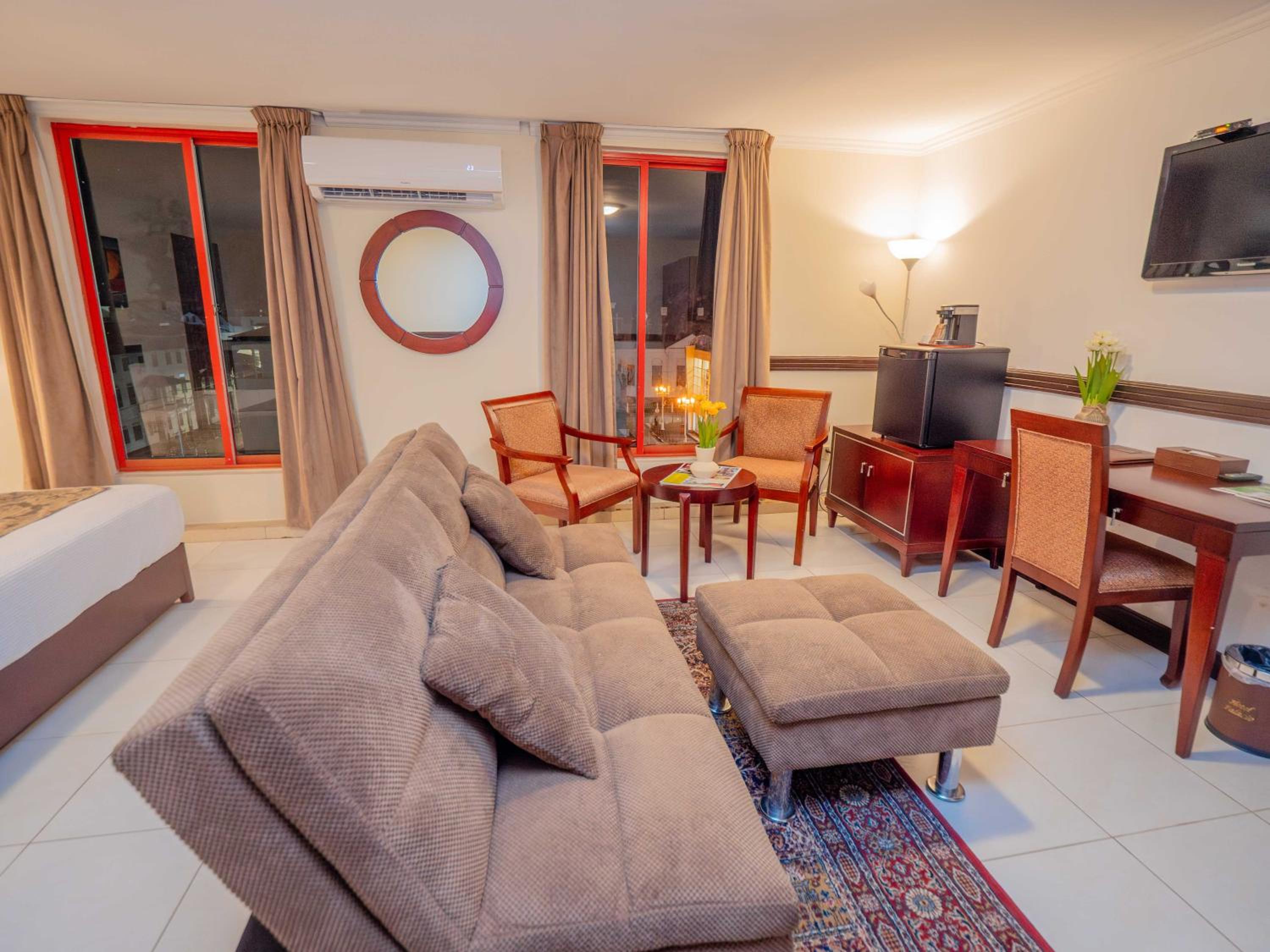 Deluxe King Suite photo 2