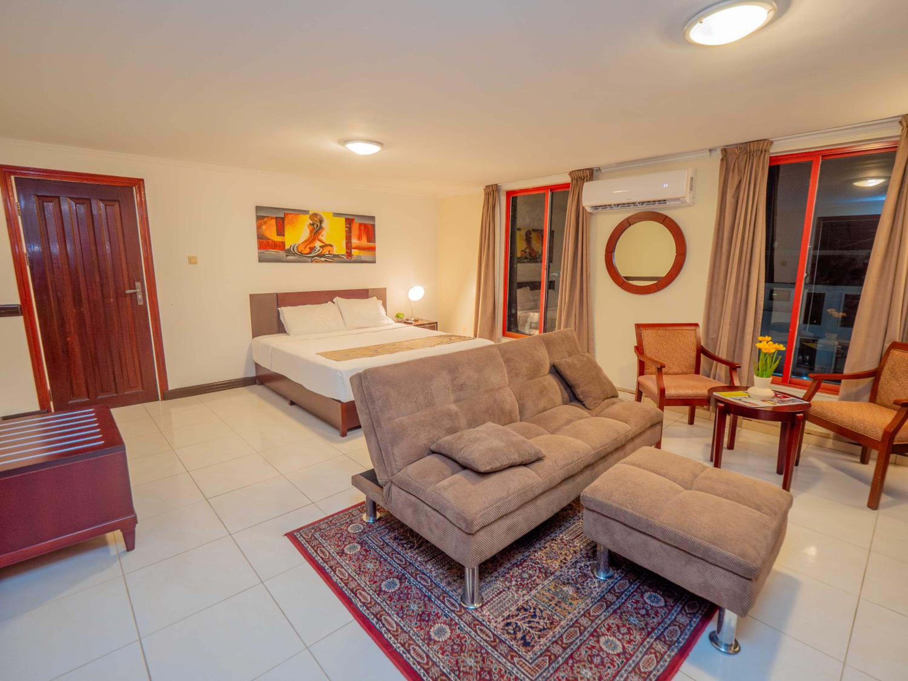 Deluxe King Suite photo 1