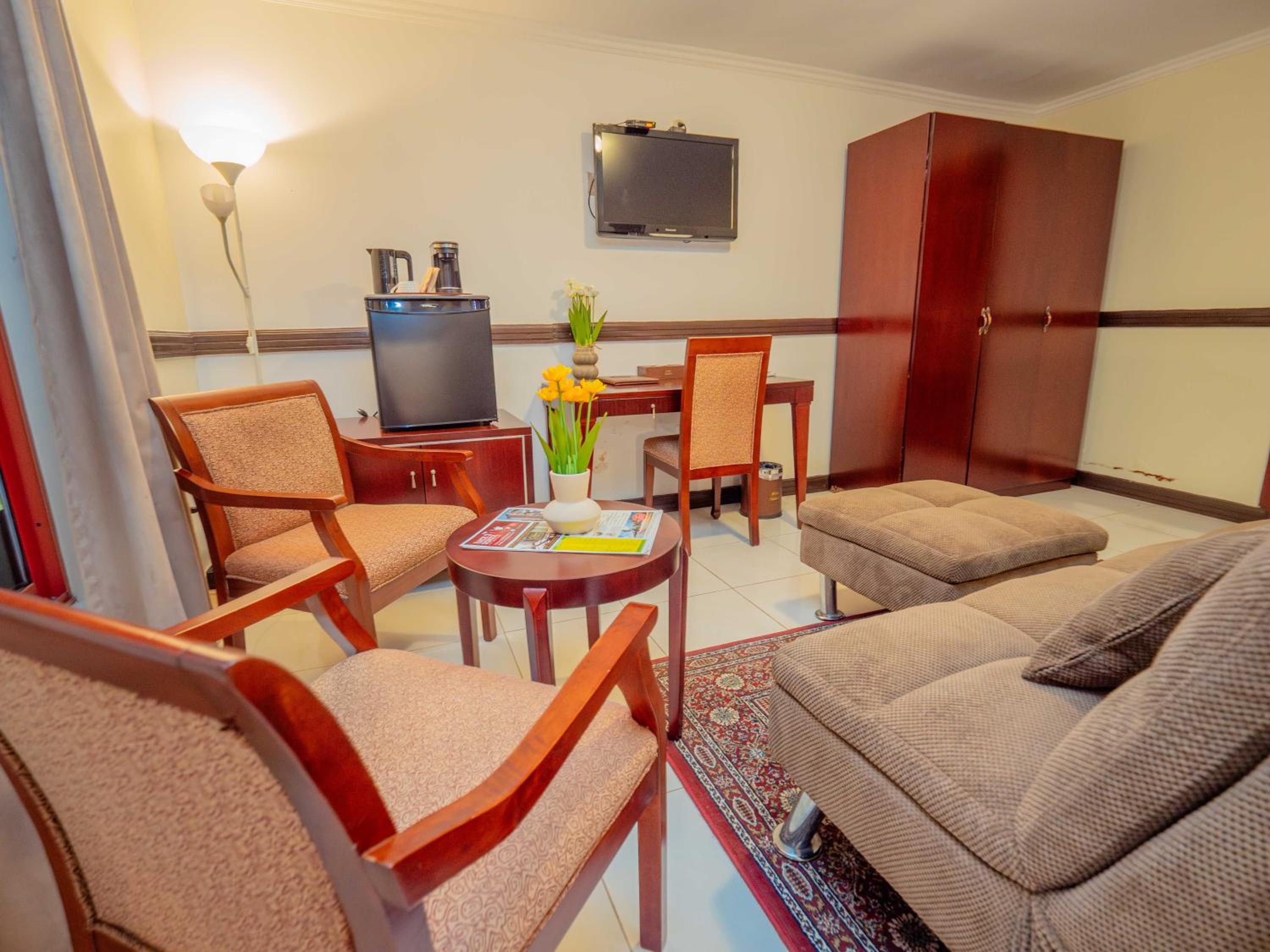 Deluxe King Suite photo 3