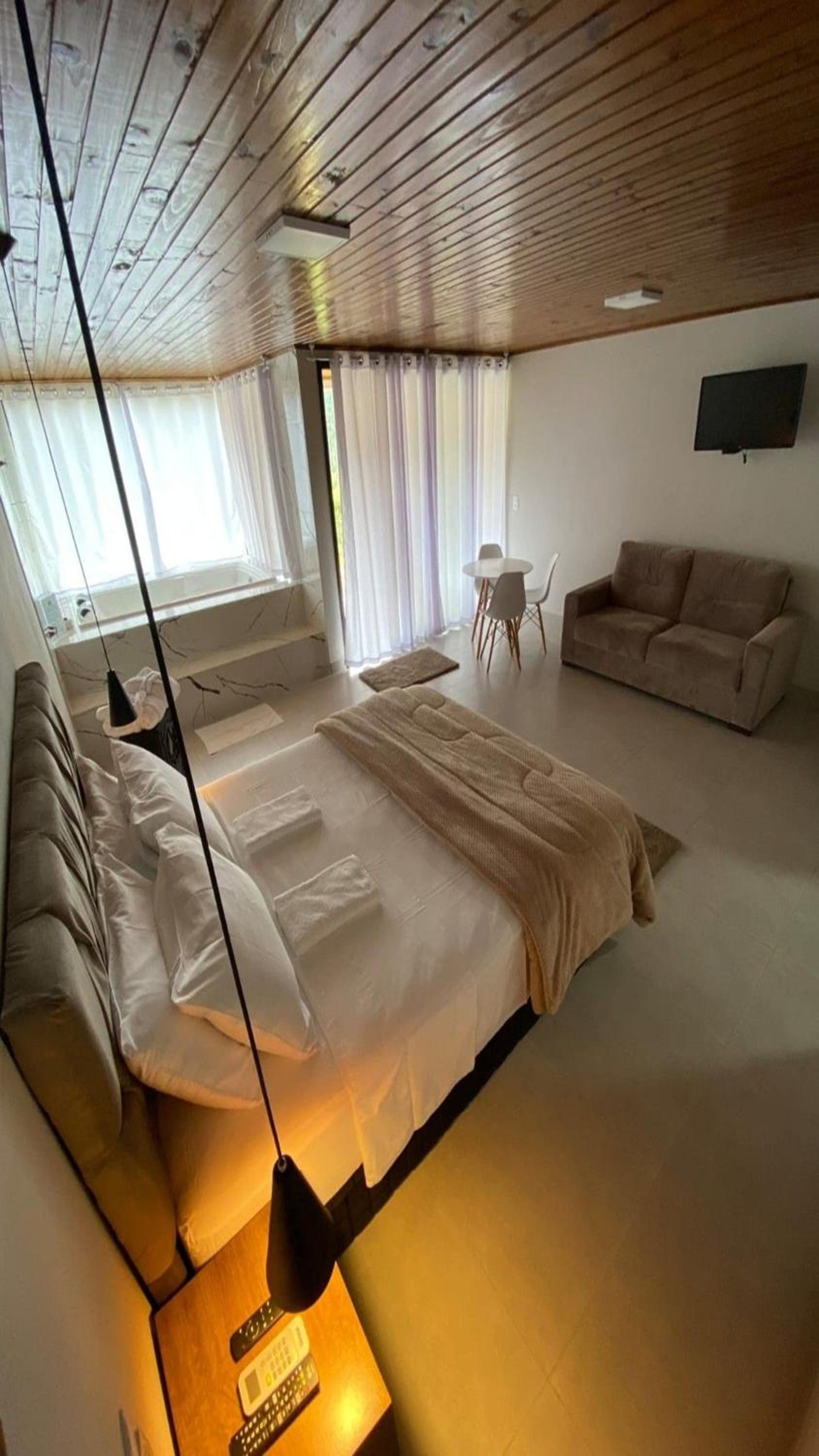 Deluxe Suite with Spa Bath photo 3