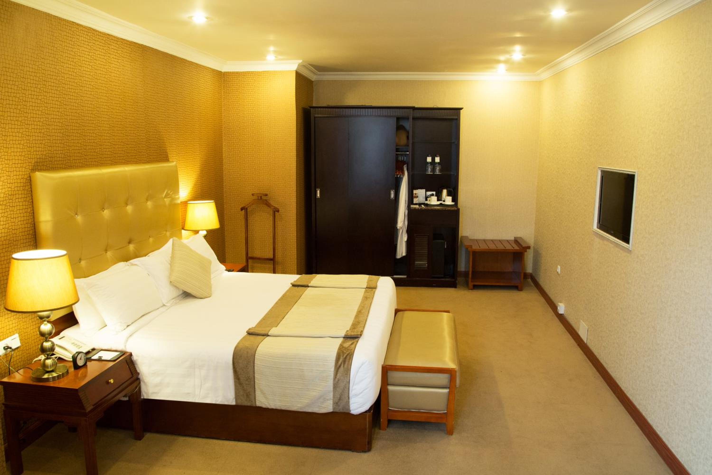 Superior Suite - Photo 4