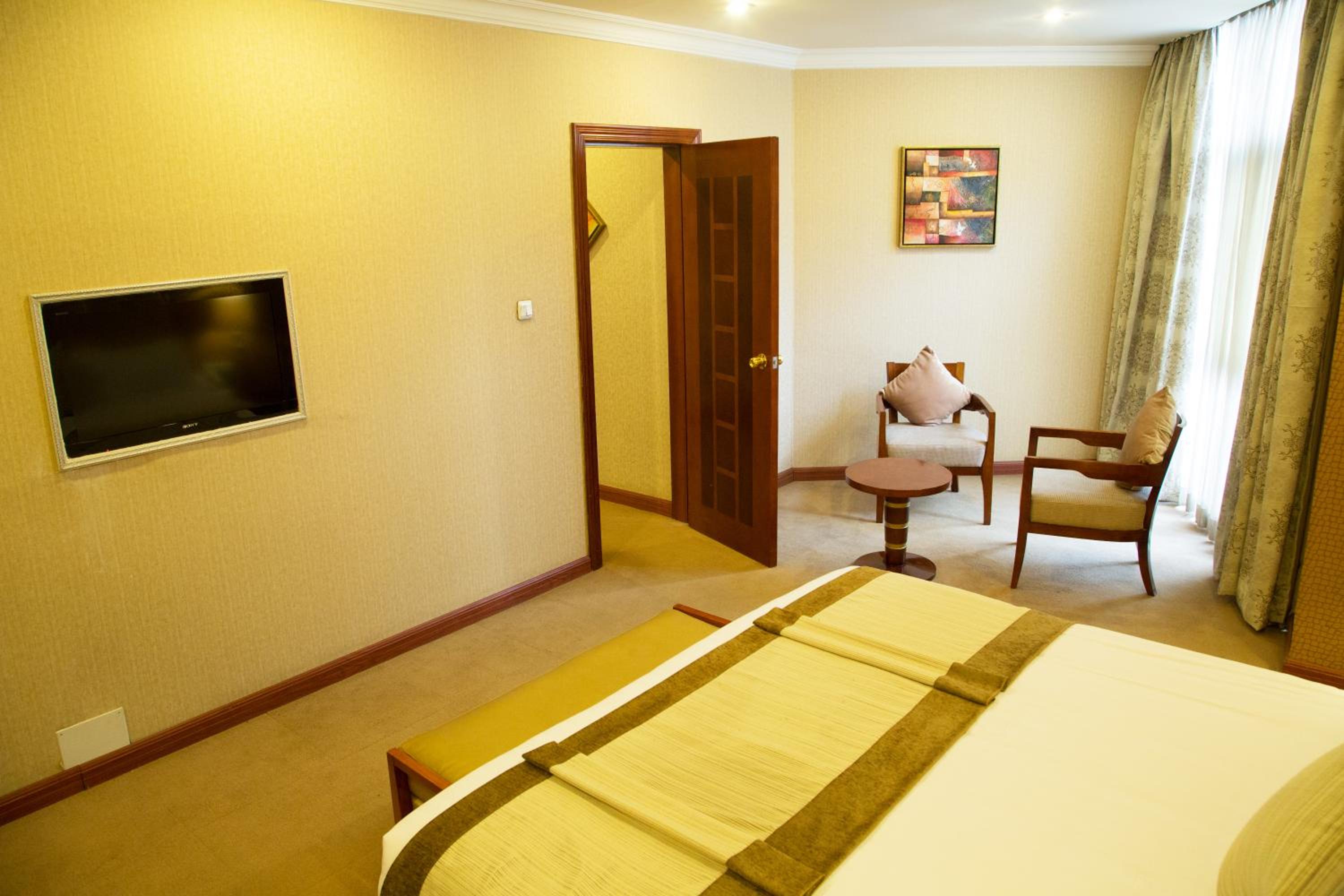 Superior Suite - Photo 5