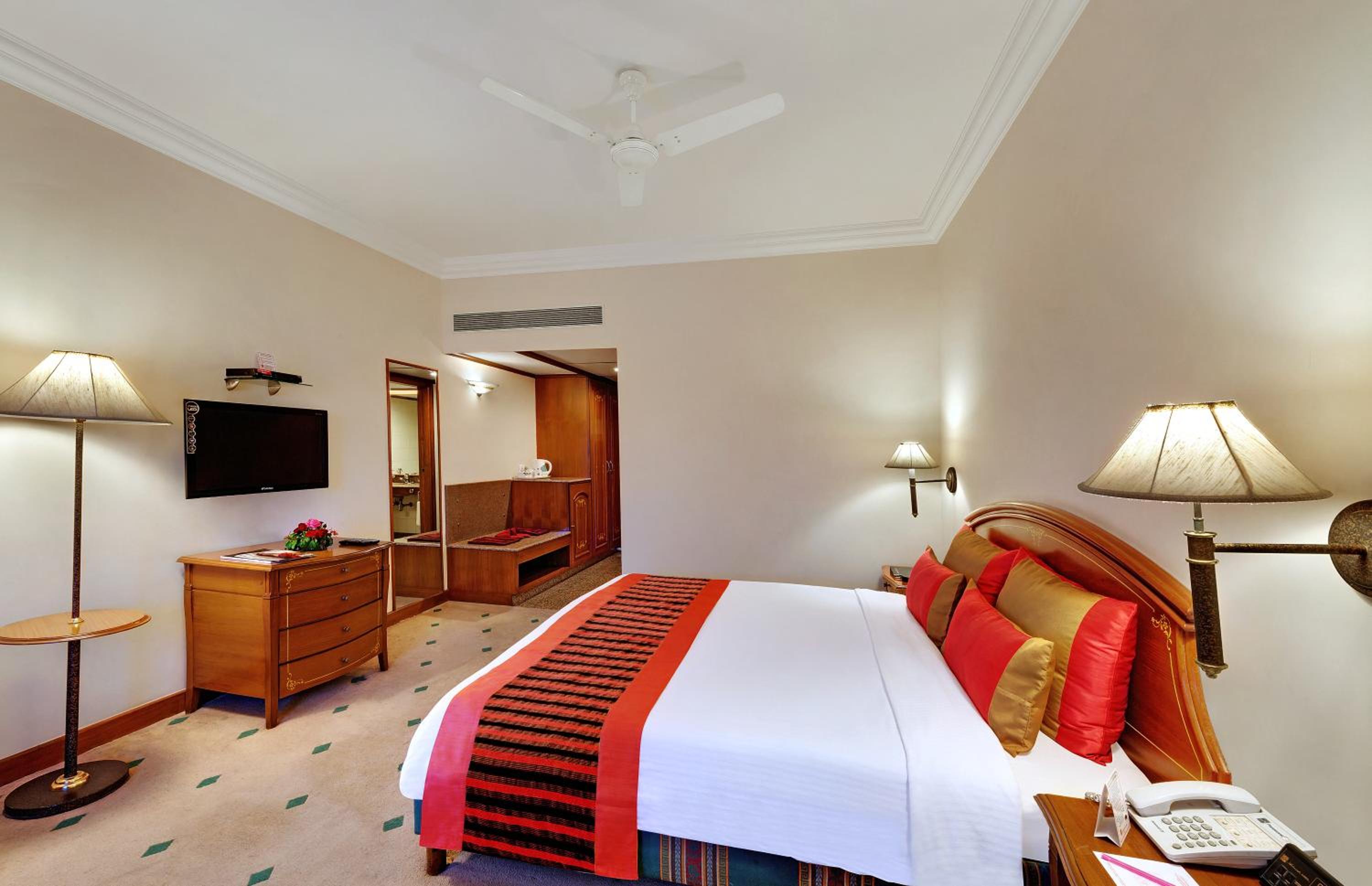 Executive Room King Bed - Photo 3
