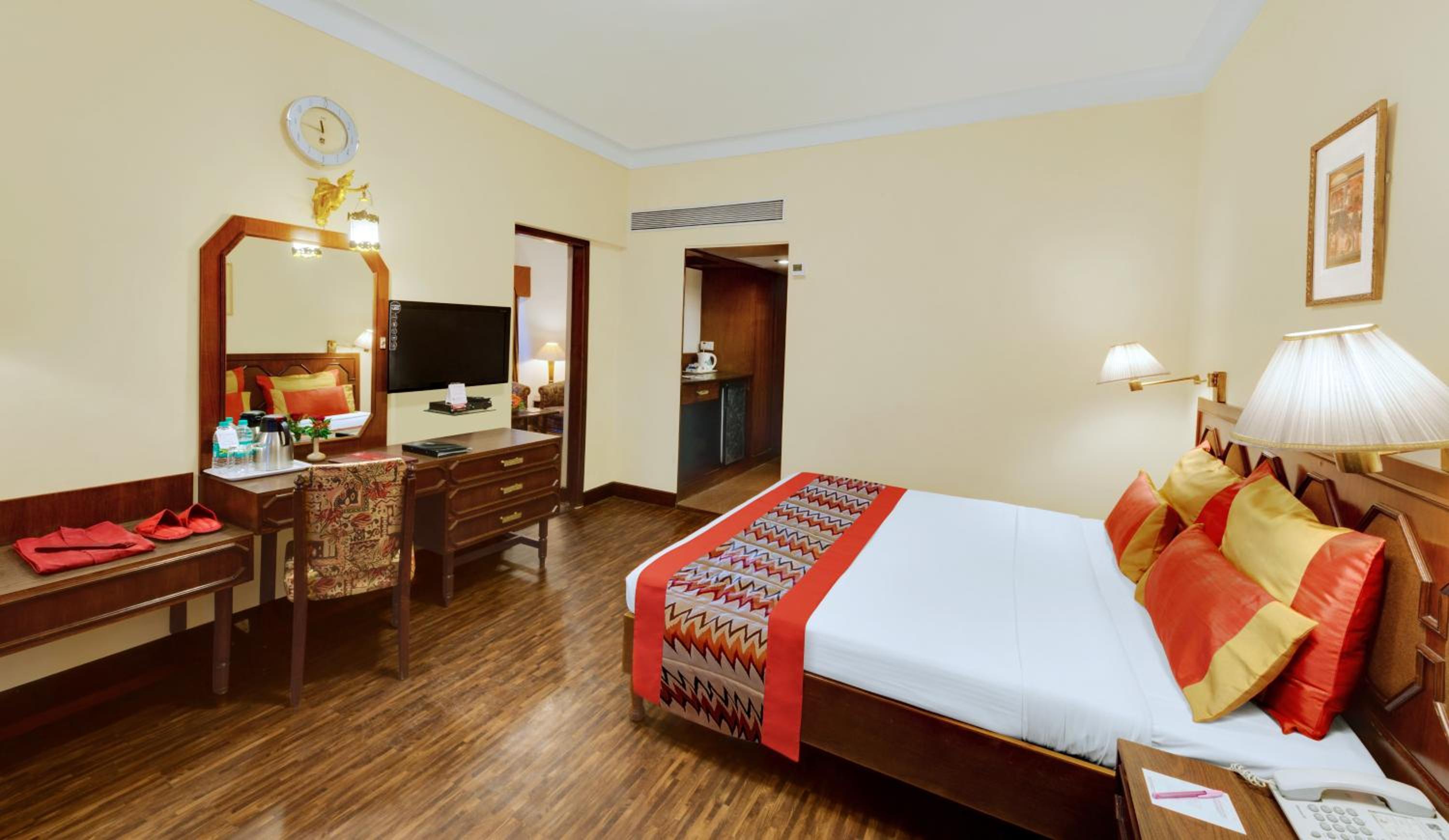 Deluxe Room King Bed - Photo 2