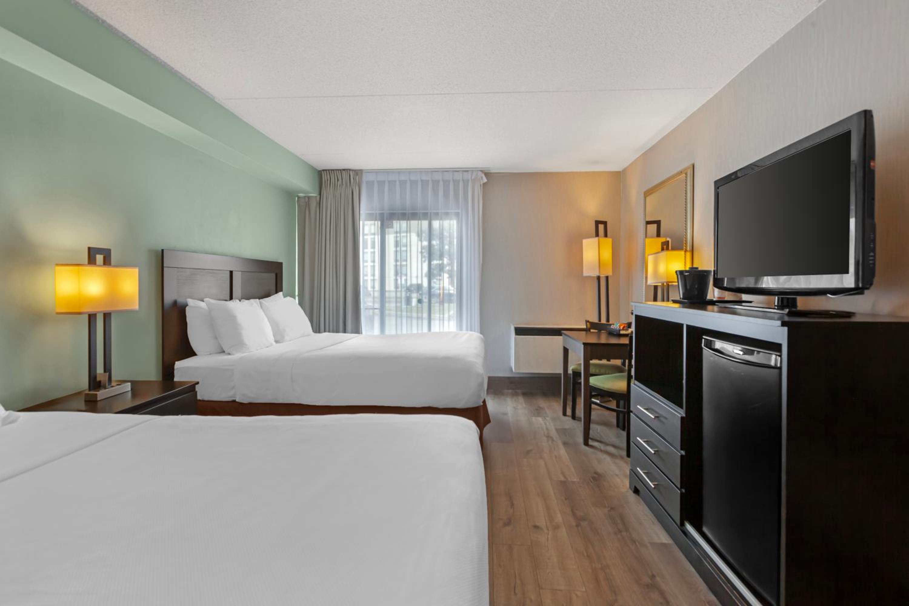 Queen Room with Two Queen Beds - Non Smoking - Photo 2