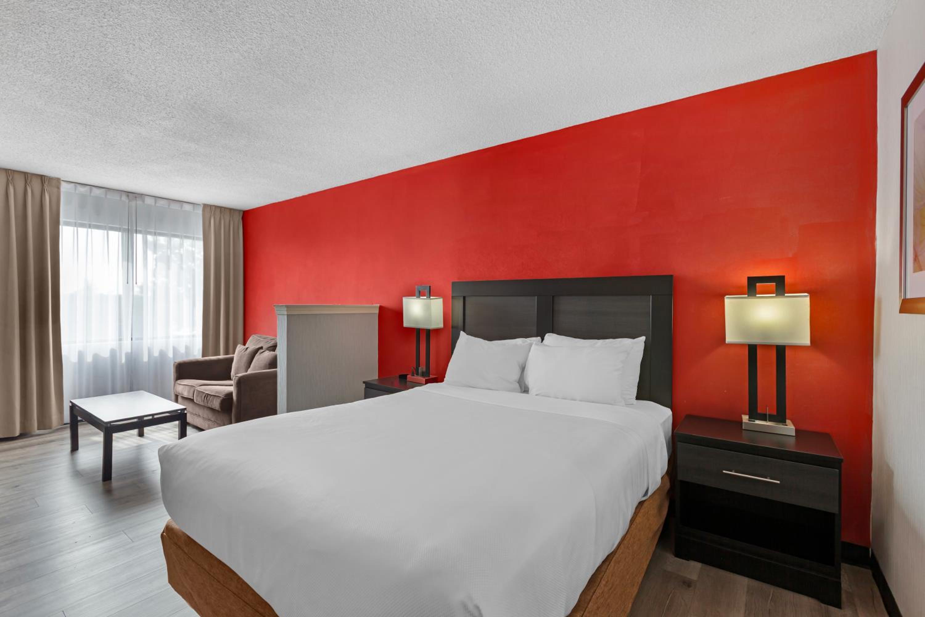 Queen Suite with Sofa Bed - Non Smoking - Photo 3
