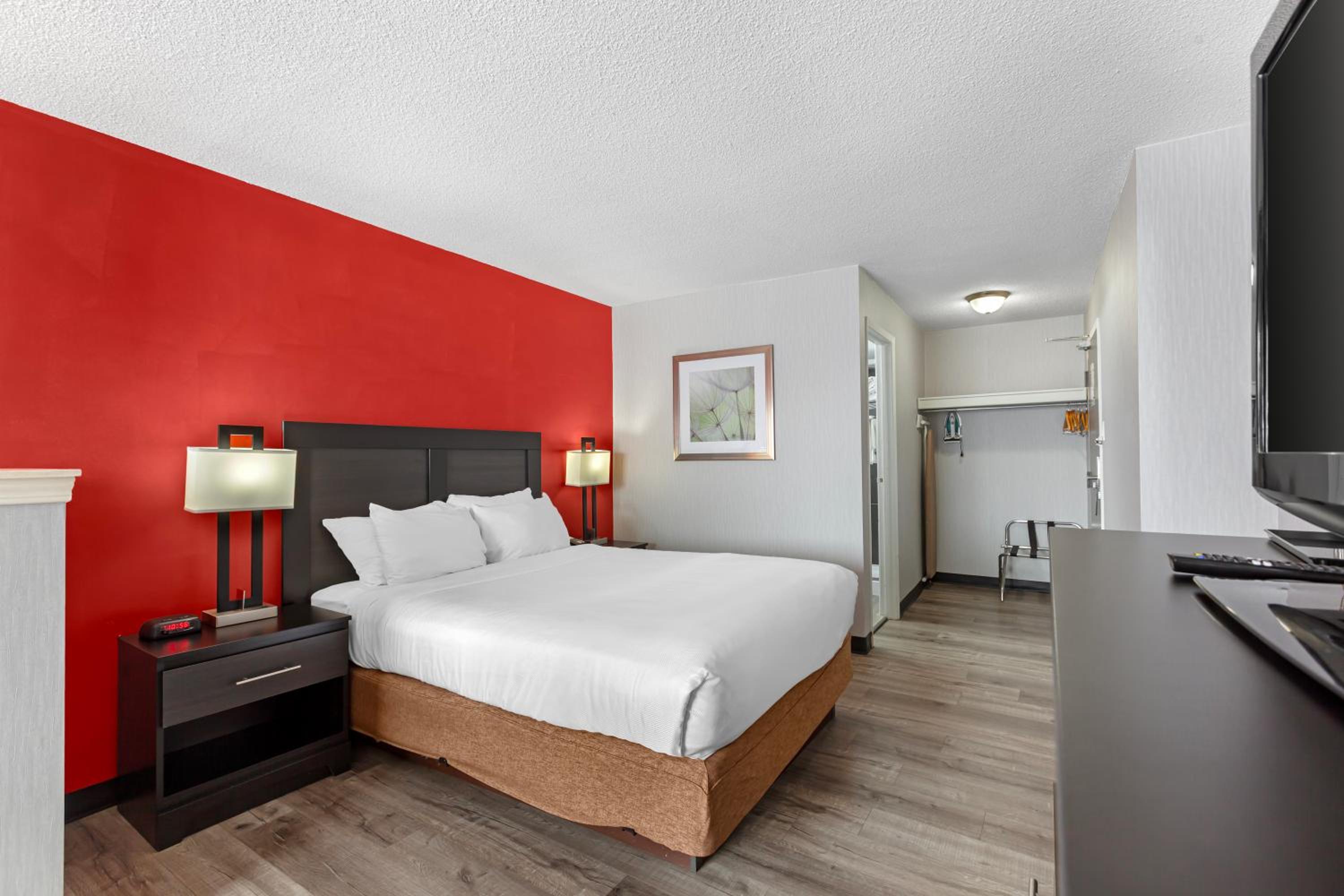 Queen Suite with Sofa Bed - Non Smoking - Photo 4