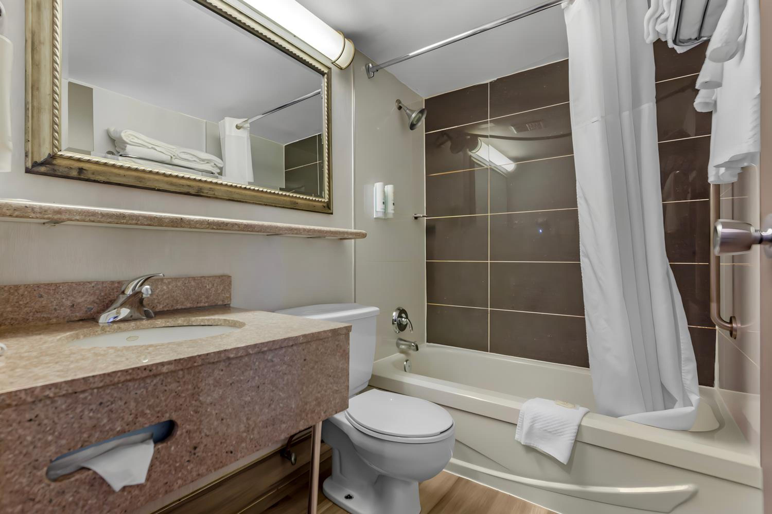 Queen Room with Two Queen Beds - Non Smoking - Photo 4