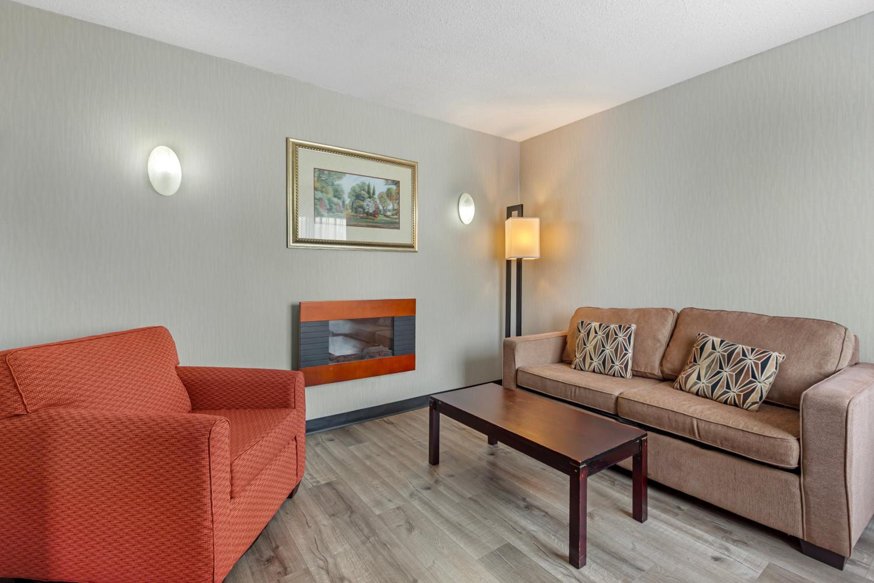 King Suite with Sofabed - Non-Smoking - Photo 1