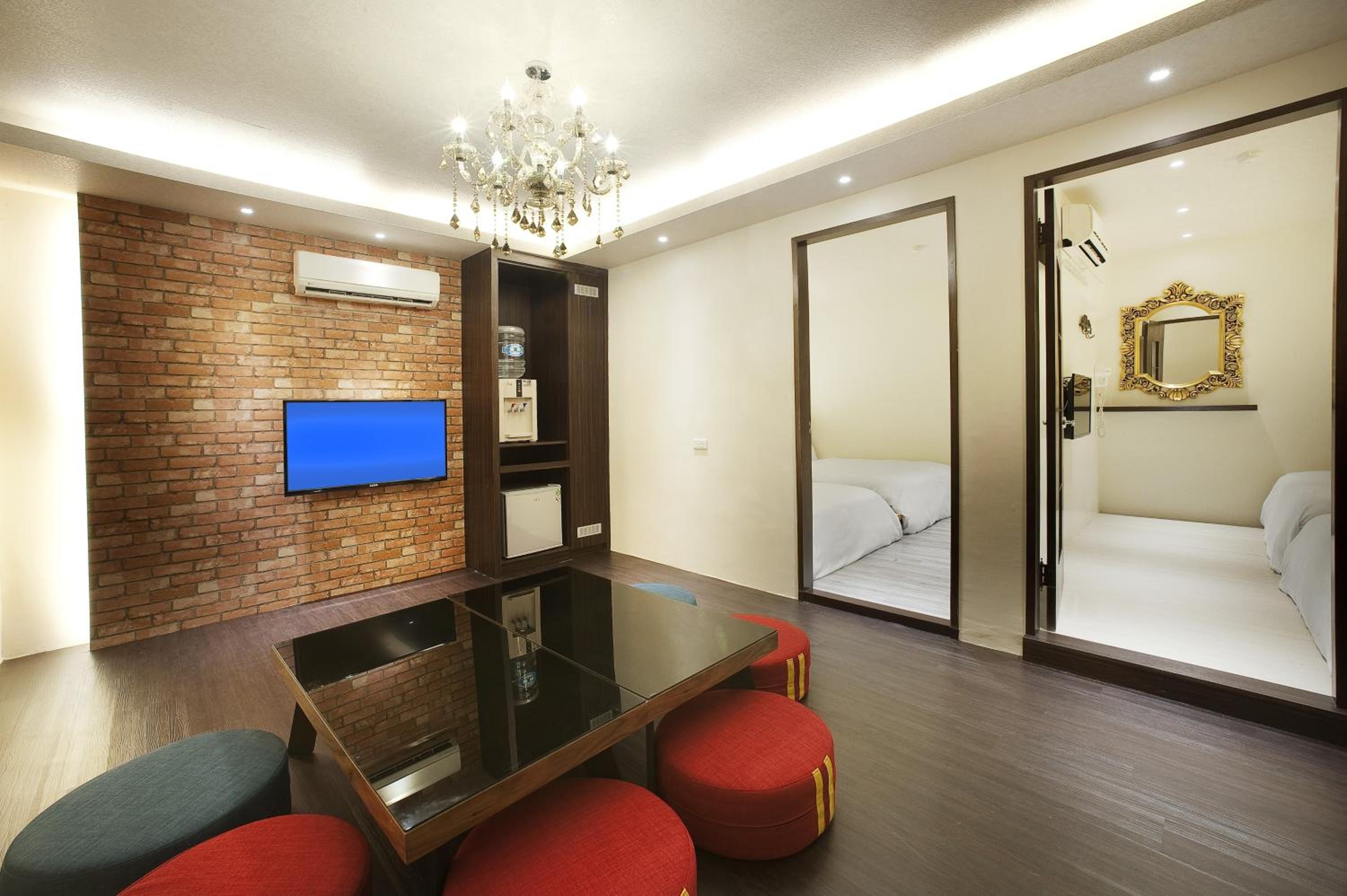 Superior Family Room photo 1