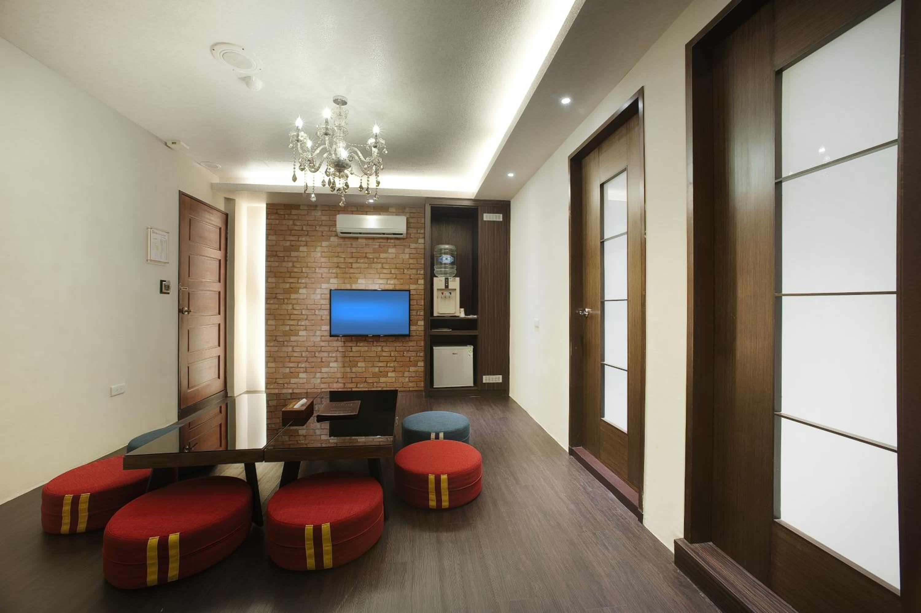 Superior Family Room photo 3