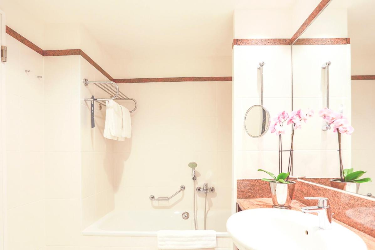 Deluxe King Suite photo