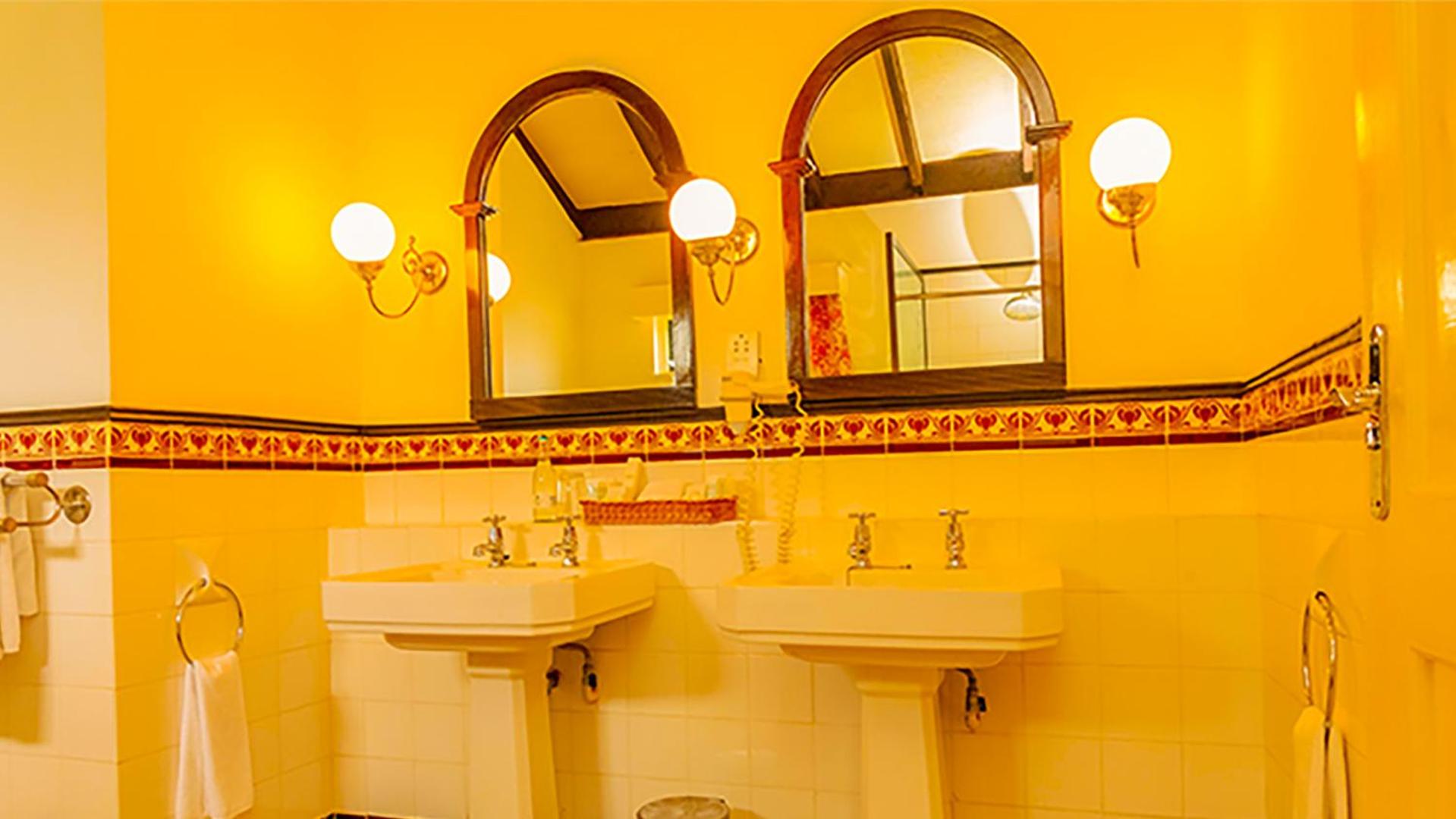 Deluxe King Room - Photo 7