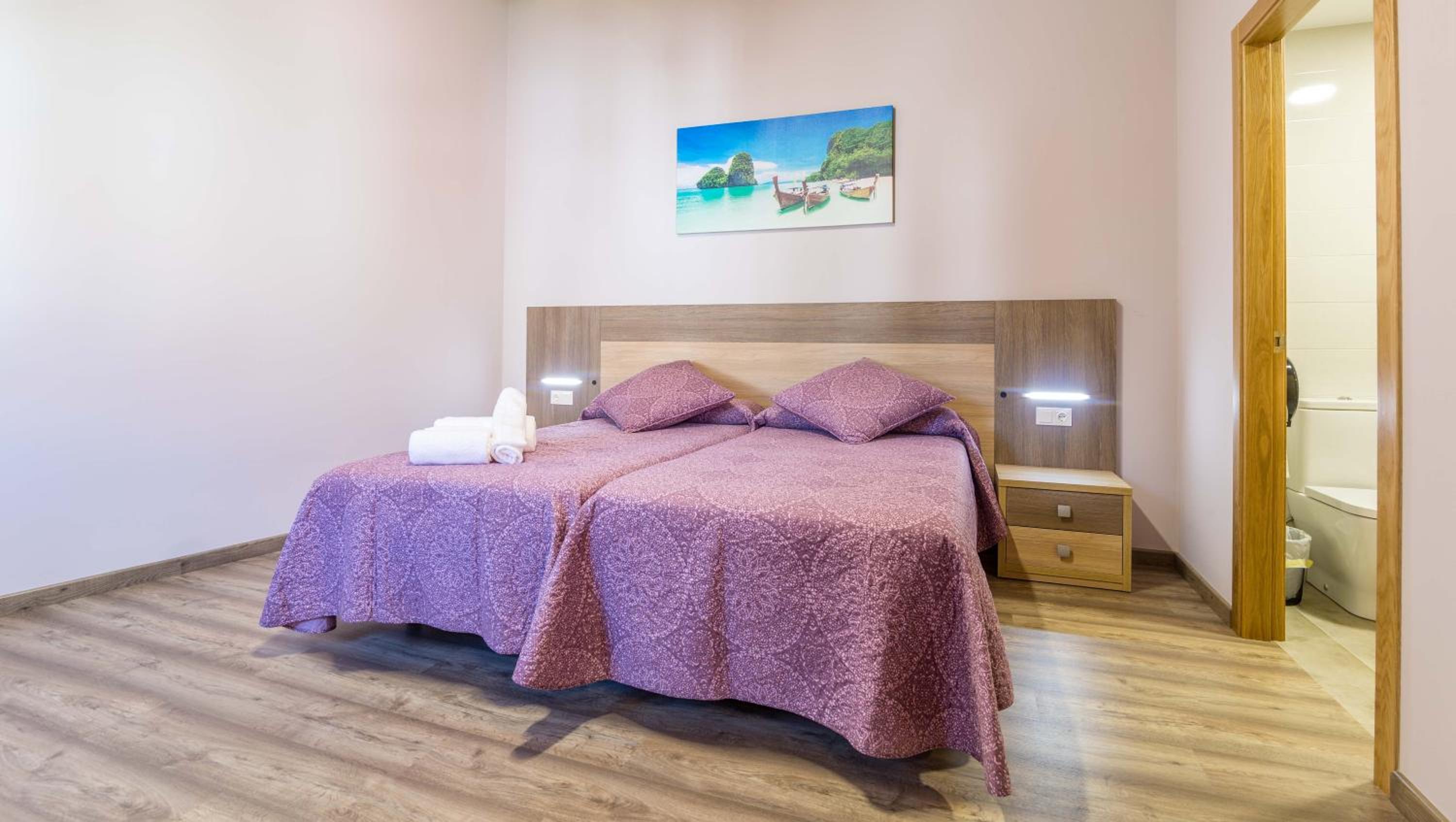 Twin Room with Private Bathroom photo 2