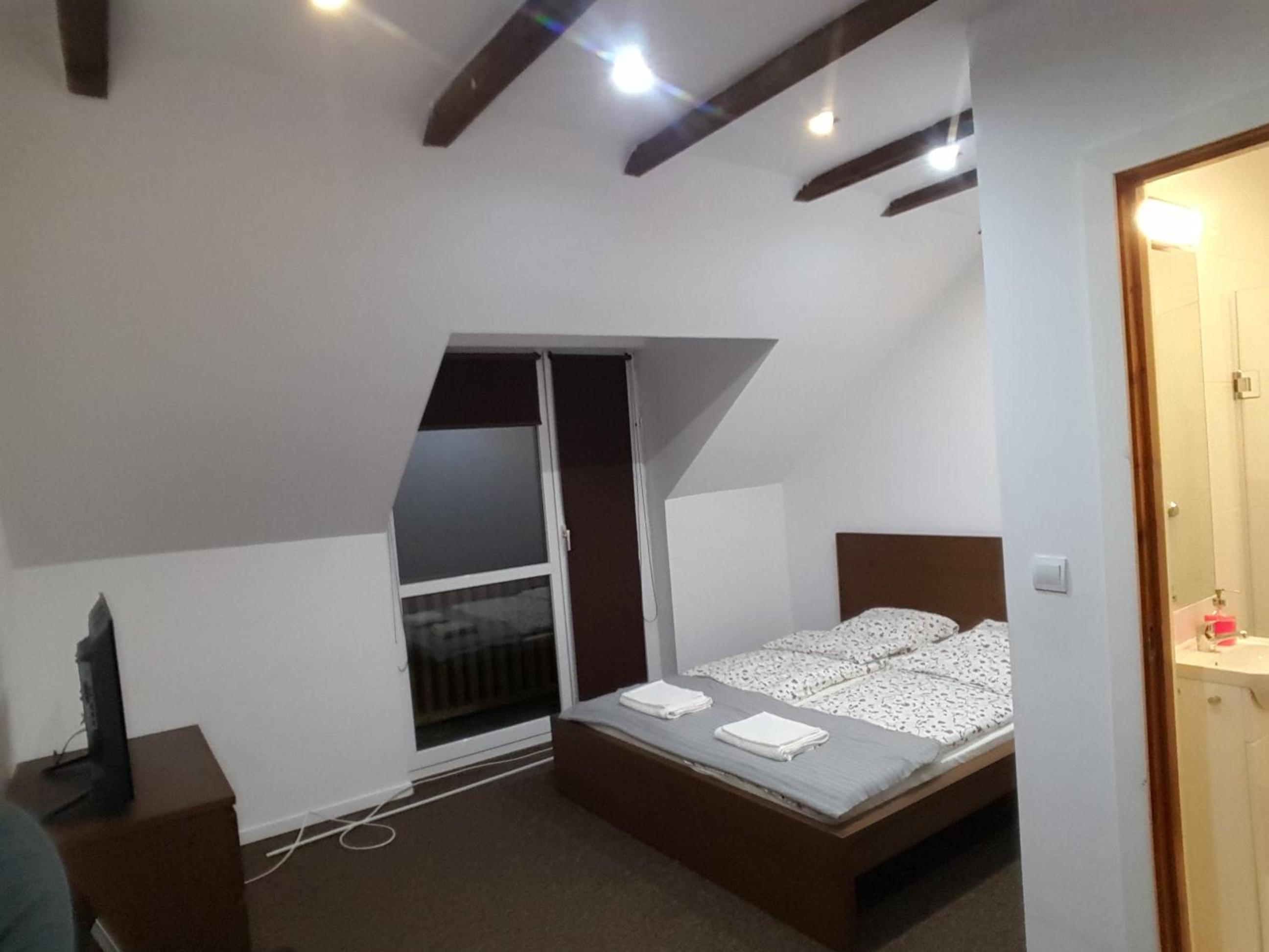 Double Room with Shower - Photo 1