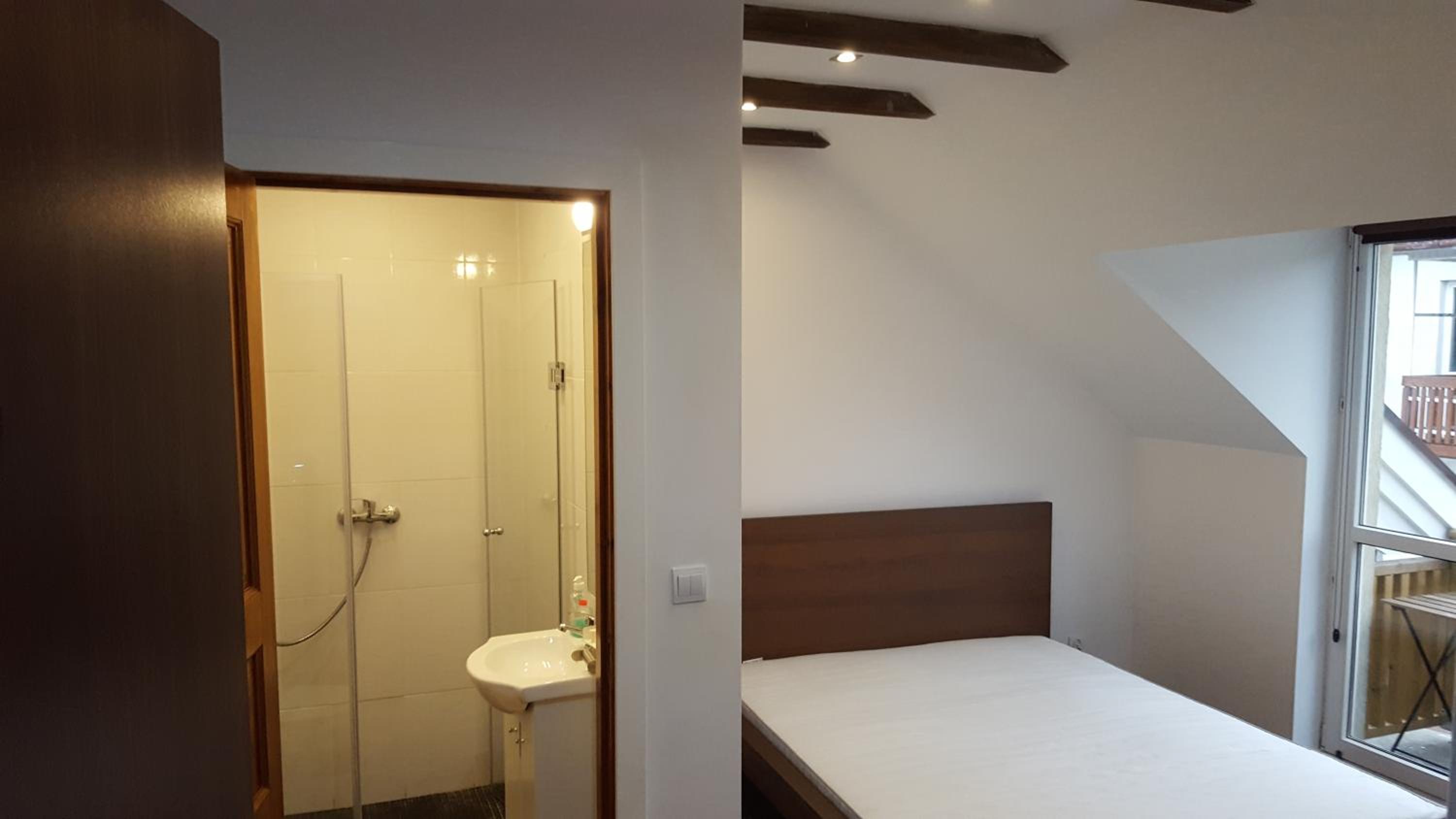 Double Room with Shower - Photo 6