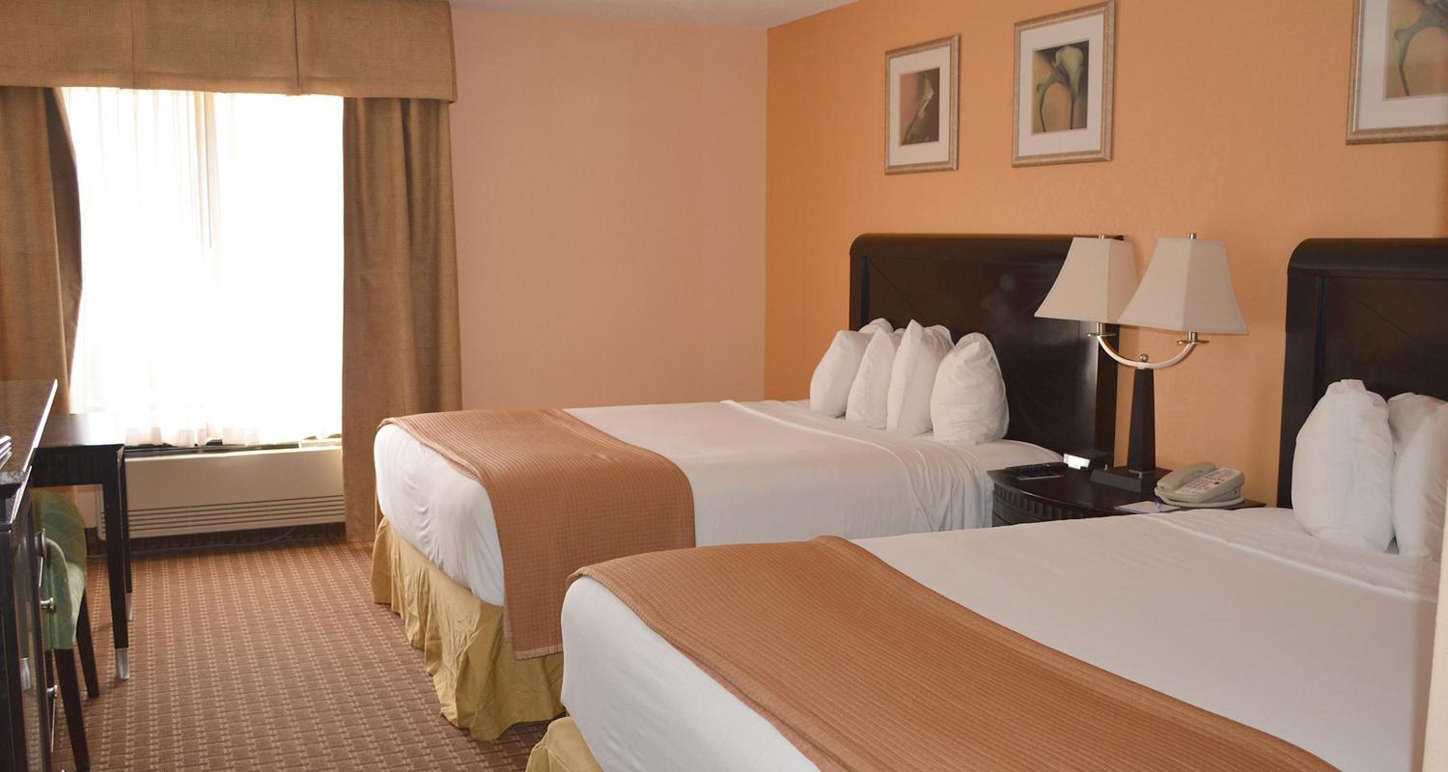 Queen Room with Two Queen Beds - Non-Smoking - Photo 2