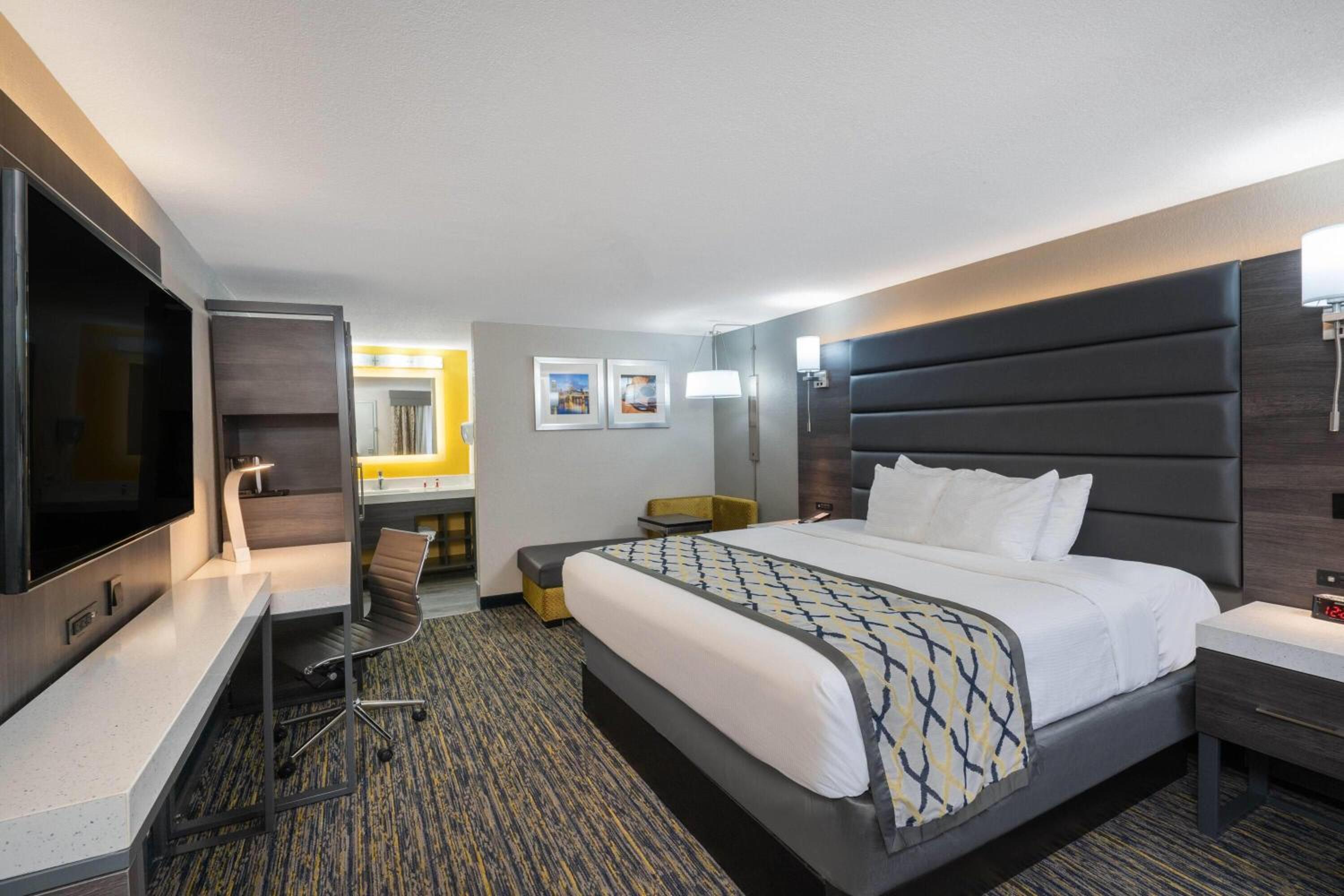 Premier King Room - Non-Smoking - Photo 2