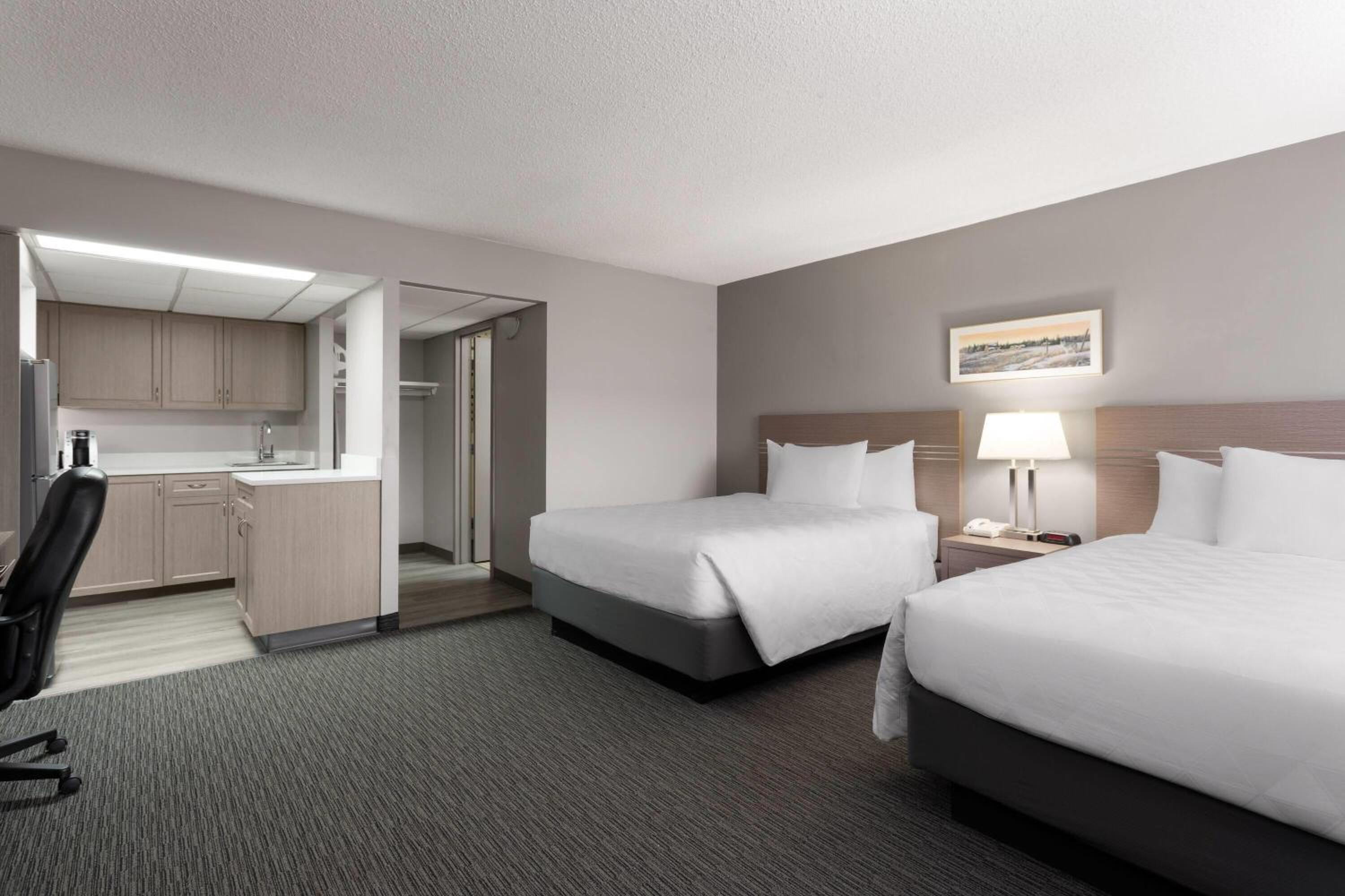 Deluxe Queen Room with Two Queen Beds and Full Kitchen - Ground Floor/Non-Smoking - Photo 2