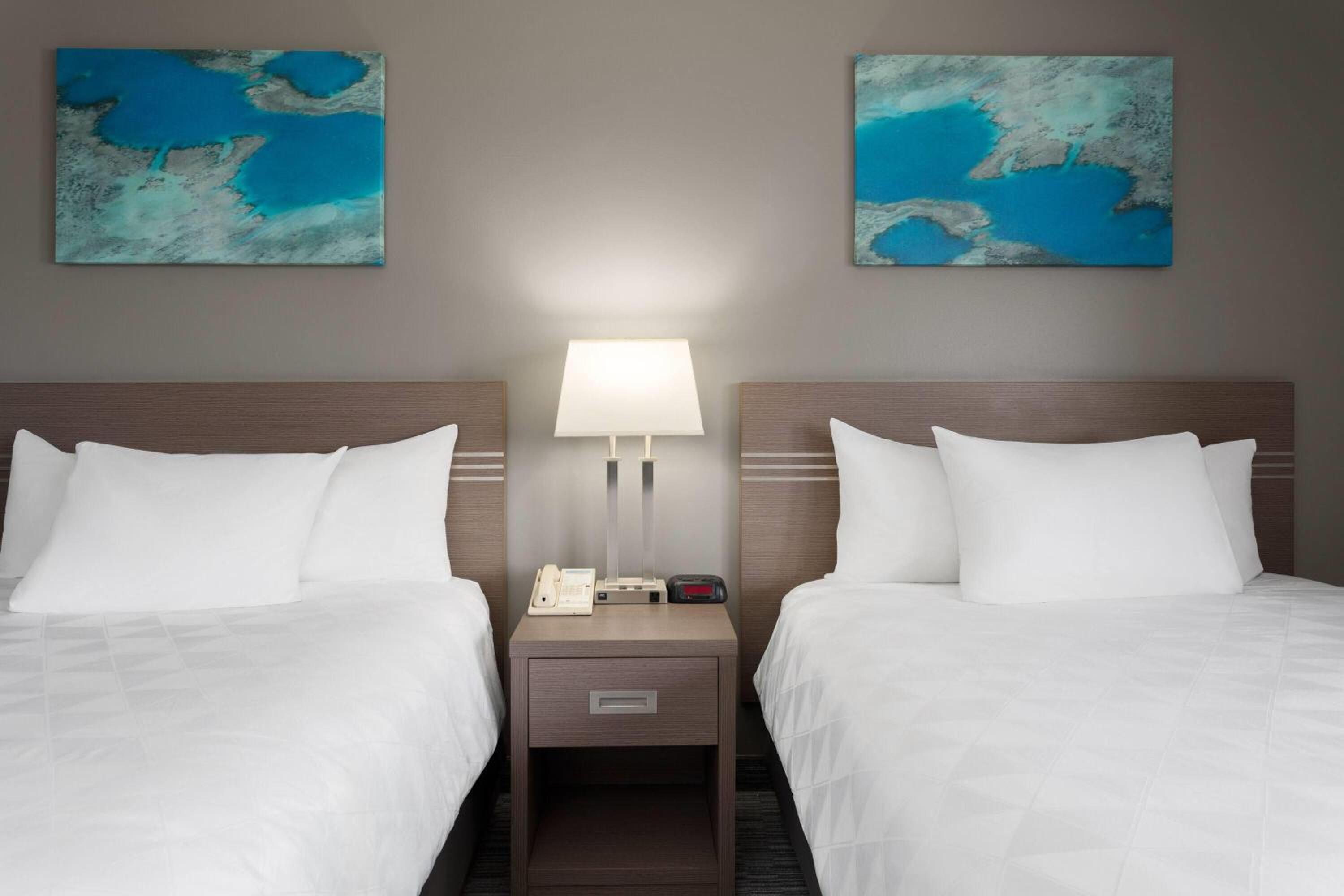 Deluxe Queen Room with Two Queen Beds and Full Kitchen - Non-Smoking - Photo 3