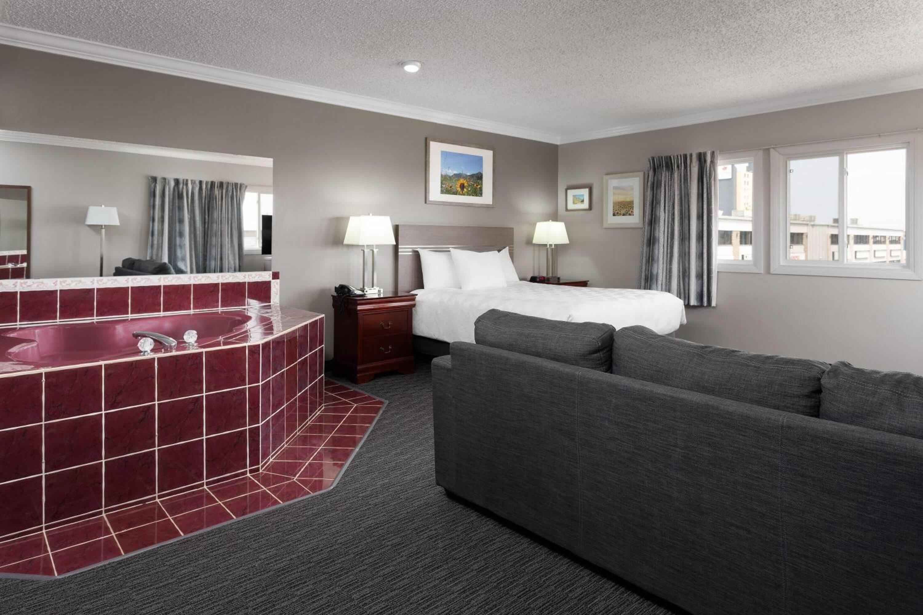 Queen Suite with Jetted Tub and Full Kitchen - Non-Smoking - Photo 3