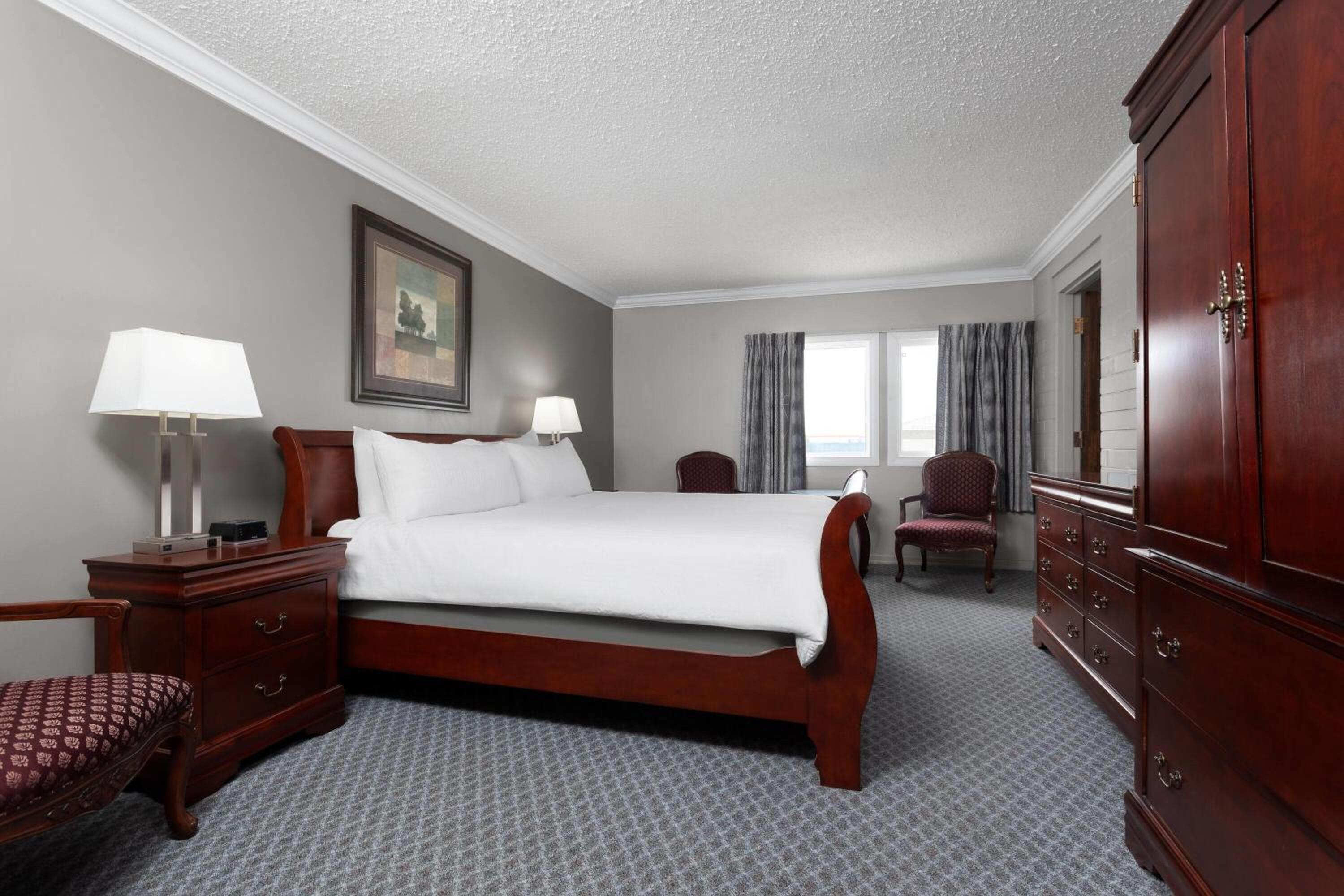 King Suite with Jetted Tub and Full Kitchen - Non-Smoking - Photo 3